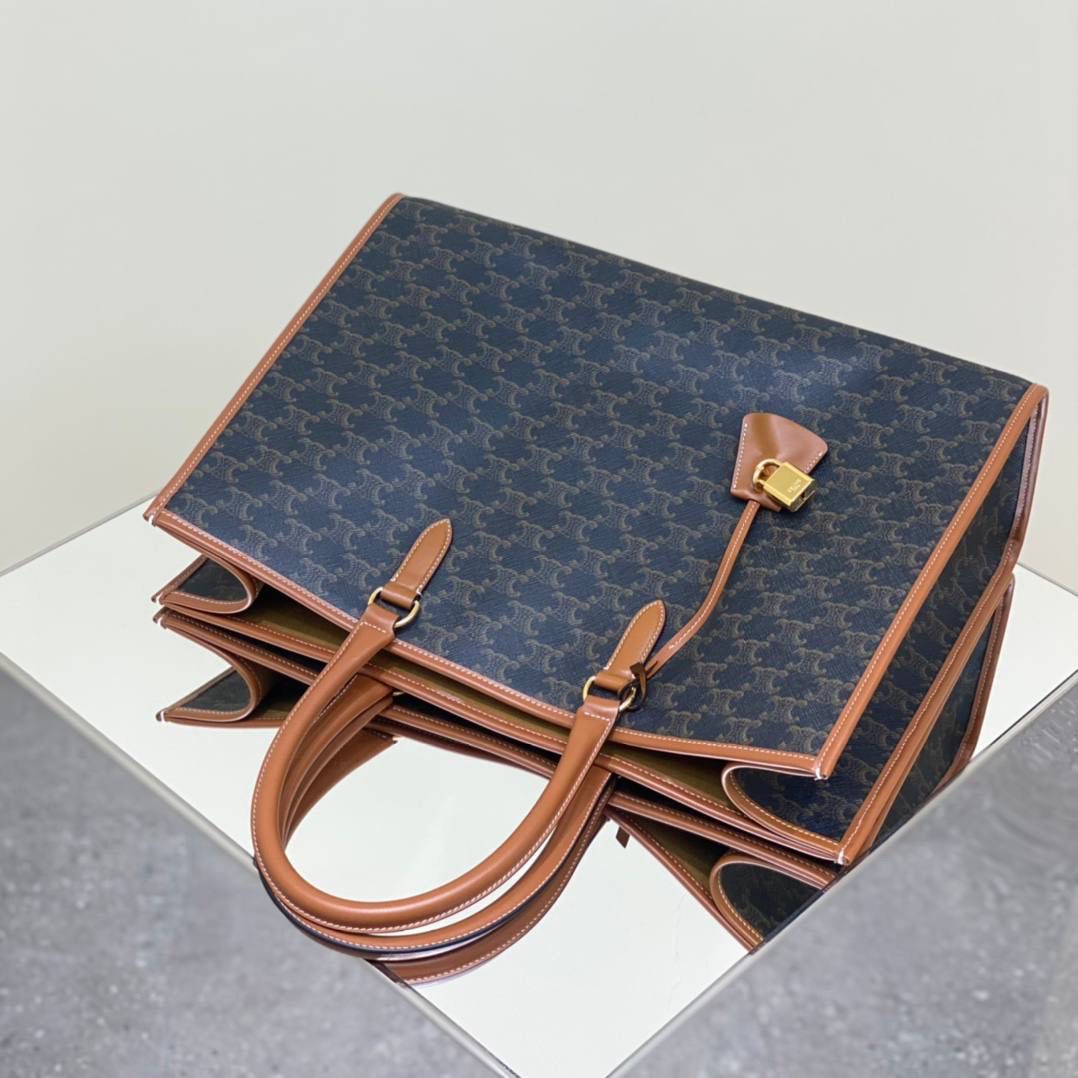 🔥大货实拍图 𝗖𝗘𝗟𝗜𝗡𝗘 ♥ 𝗖𝗔𝗕𝗔𝗦 𝗧𝗢𝗧𝗘大号 型号：197912 大号尺寸：43*30*10cm 小号尺寸：35*22*7cm 𝘾𝙀𝙇𝙄𝙉𝙀 𝟐𝟎𝟐𝟐秋冬新款～老花帆布cabas真的是大号包中的战斗机！耐刮擦，轻便，容量大，装电脑不在话下！更加感人的是袋口有暗扣，安全感满满，日常出门使用都很合适，职场女性和宝妈就更加不能错过啦！