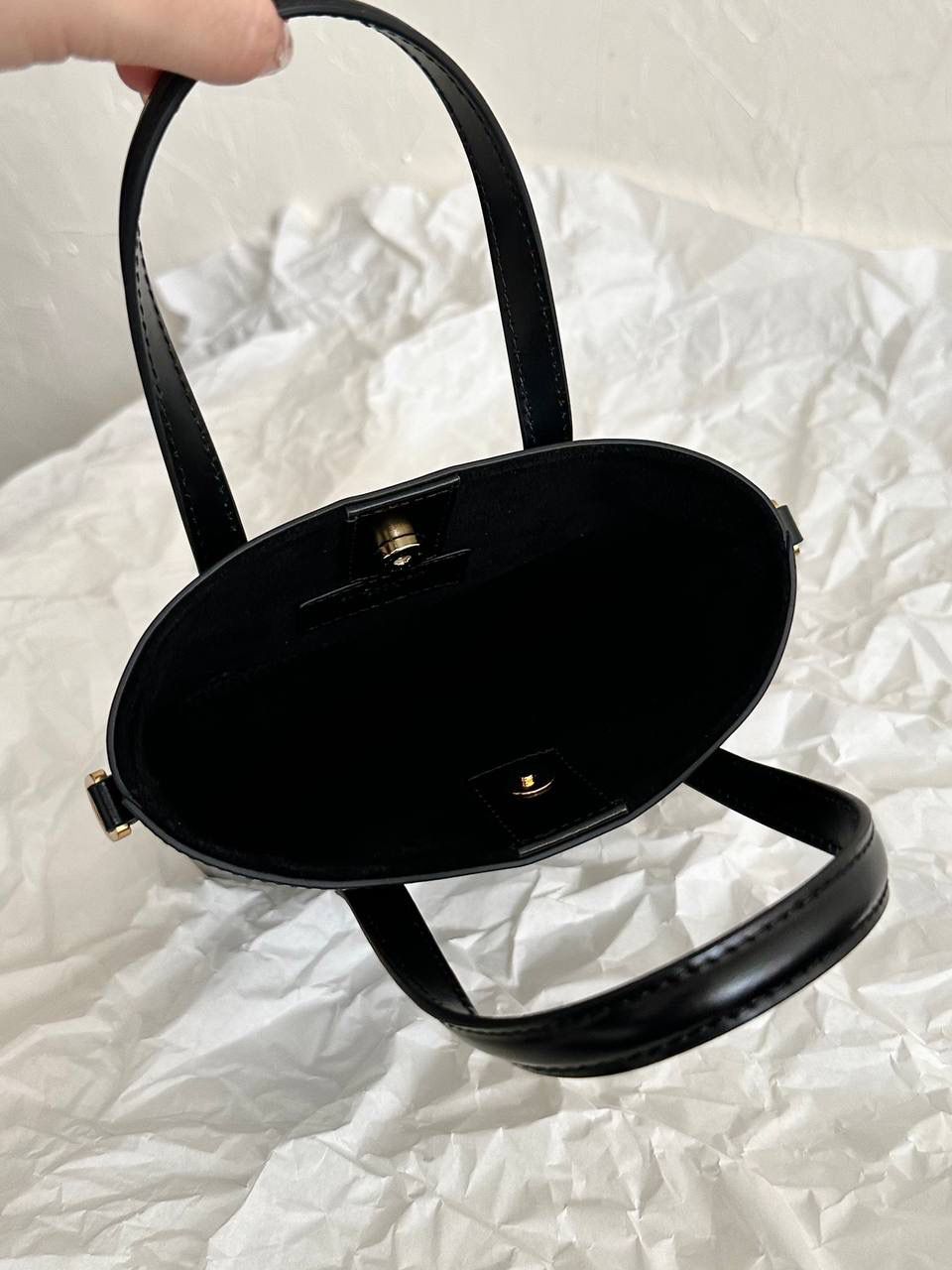 ys1 mini tote平纹🖤 这只包在mini包中一定有它的一席之地 第一，它包身够小够可爱 第二，它容量够大够能装 第三，它鳄鱼纹压纹够抗造 就冲这三点，几乎没有哪个小可爱能打得过它 小手提➕可拆卸肩带的设计在实背性上也更出挑 没有槽点的小可爱，我超爱！！ 必须zp开发的啦，相似度看对比图！ 质量就请放心的交给我们哈！ 平纹：18×17×8cm773995m