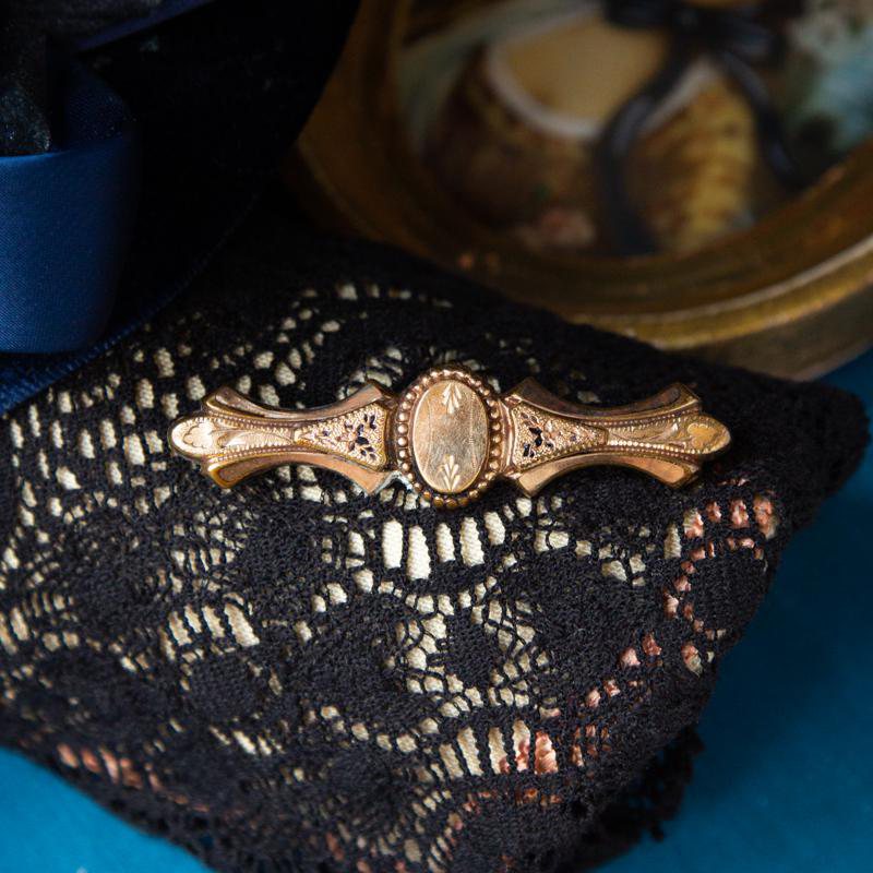 Antique Late Victorian Rolled Rose Gold Engraved Bar Brooch/Lace Pin (EA1727)