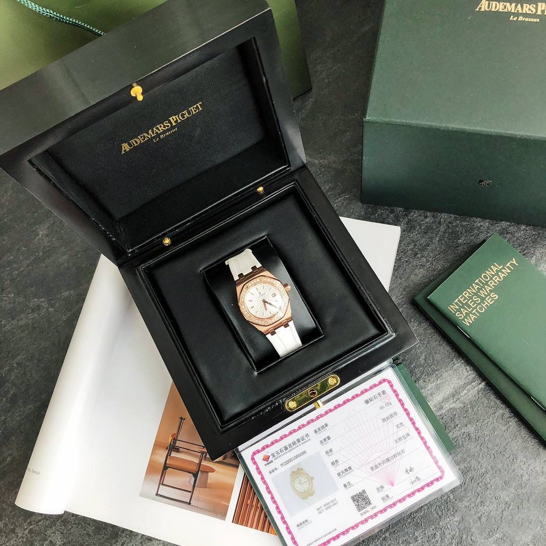 全网女神看过来😍😍这款爱彼女表才是最具有性价比的… 爱彼皇家橡树系列型号67601石英腕表，皇家橡树系列独有的八角形外观还拥有爱彼独特的设计风格也将女士优雅风格融入其中，深受女明星们的爱戴，即使只有33毫米的小尺寸，也将爱彼独有的纯净美感与刚毅线条展现的淋漓尽致💝💖💘而镶满钻石的表圈也为佩戴的女士增添了更多的柔美。（32颗1.6明亮式切割美钻，总重约0.65克拉）巴蒂镶嵌一枚半透明凸面蓝宝石，搭载瑞士进口石英机芯，拥有实用的日历显示功能，女士们佩戴起来不会显得沉重 ，配专柜最新全套包装发货！这种货一般数量不是很多哦