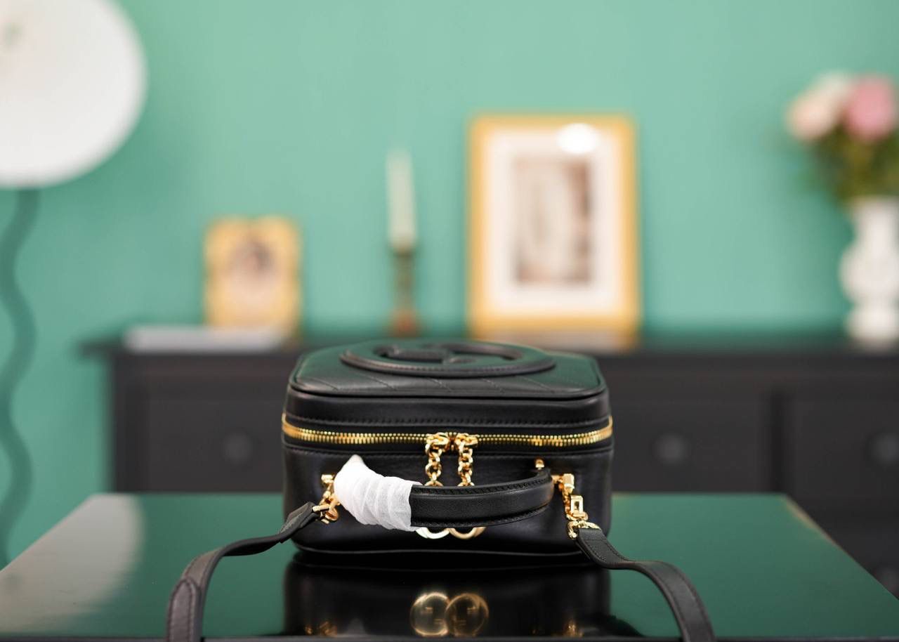 🥯Gucci Blondie系列手提包 克色17cm 正品售价¥17.000 独家原厂皮发售 限量级别 可爱的方正形小包 ，超级适合夏日穿搭 包身非常轻便，小身材大容量 配有长肩带，可以手提可以肩背 官方款号 744434 尺寸：17x15x9cm