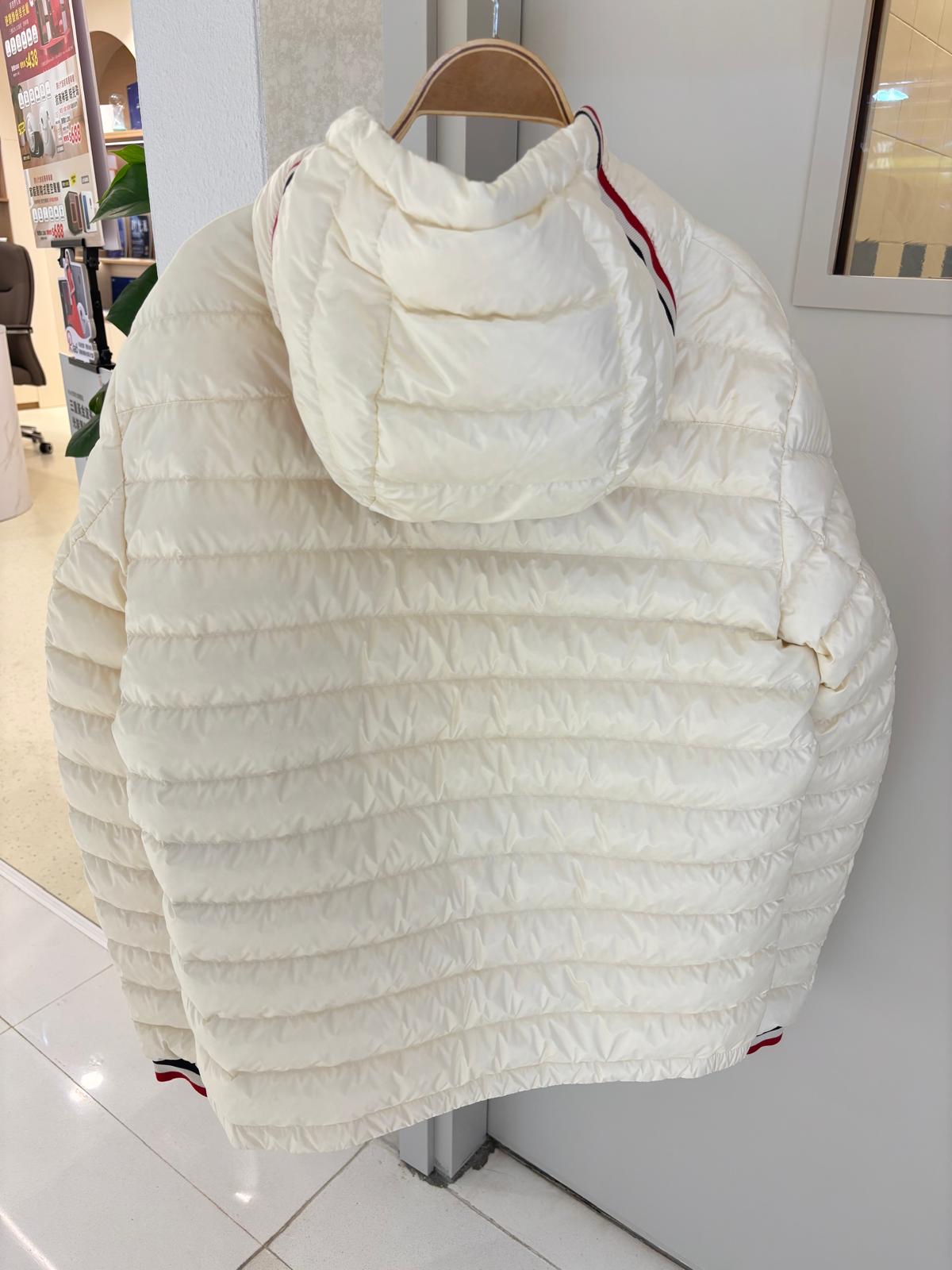 MONCLER outer 100% Nylon Size: 1 Down Outer 白色1碼 100%Authentic 95%new 