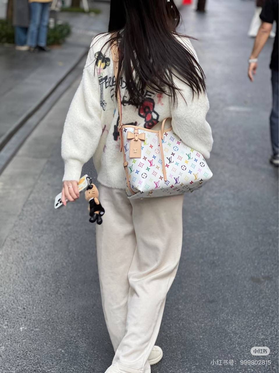 LV 白三彩 Carryall 👜✨ 这是那种—— 一背上街，别人会多看你两眼的包 🌈 白底三彩像把颜色撒进 Monogram 里， 樱花、熊猫跳出来那一刻， 整个包都在发光 ☀️ 不是甜腻，是很有态度的可爱。 Carryall BB 包型软软的、容量却很能装， 通勤不无聊，出游更加分。 蝴蝶结、链条点缀得刚刚好， 甜酷之间拿捏得很准。 如果你已经看腻普通老花， 那这只，就是春天给你的答案 🌸 📏 25 × 31 × 14 cm