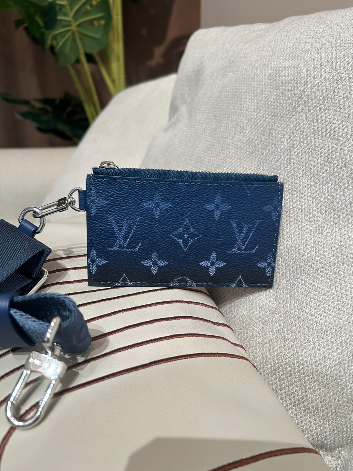 Louis Vuitton Gaston Wearable Wallet LV 漸層藍色 M11544 100%Authentic ,unused  ✅塵袋✅strap✅box