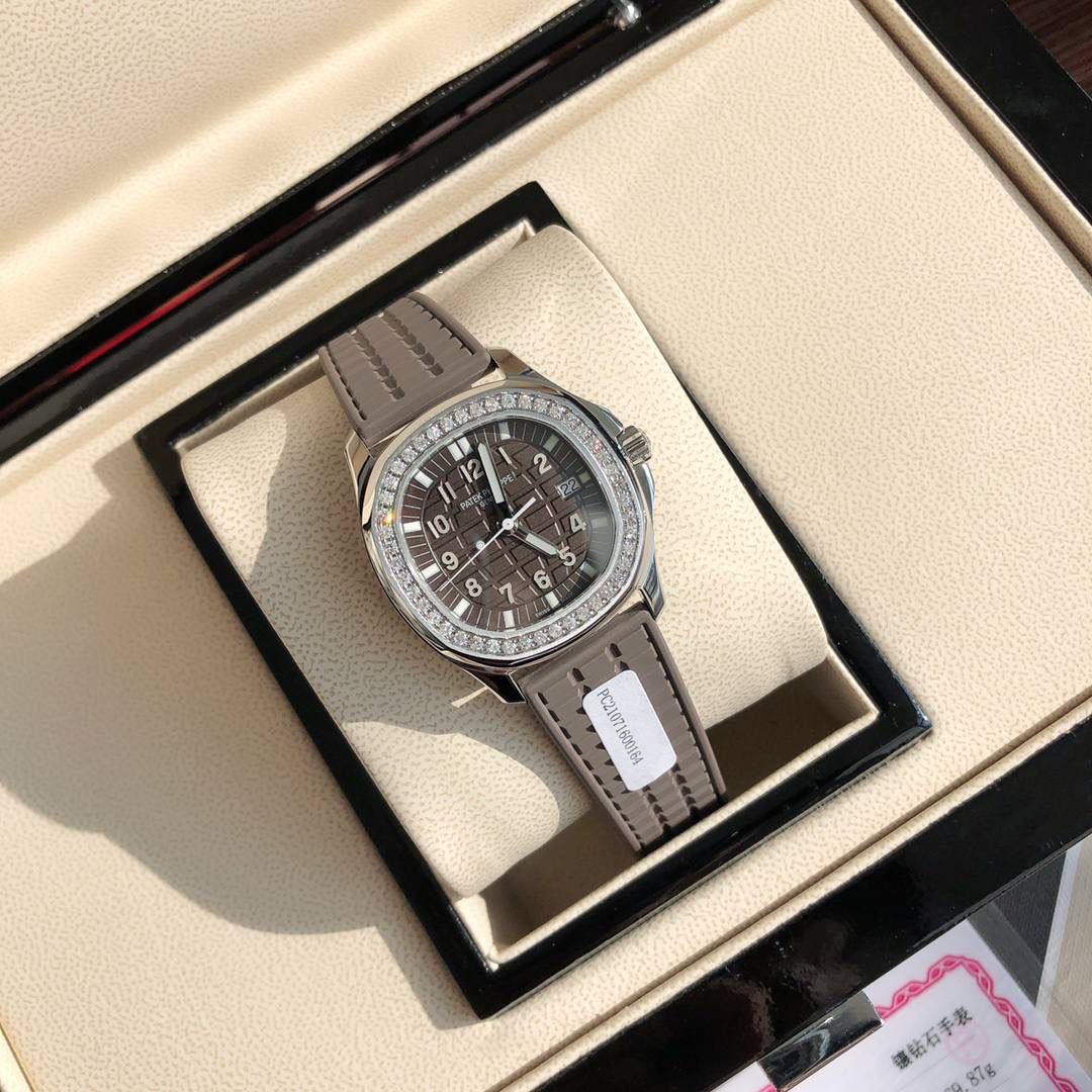 独家推出 新款百达斐丽AQUANAUT系列 专为女性设计！用最简约方式完美体现百达斐丽的精髓，融合了大胆的设计和正统的纯粹，这款腕表成为百达斐丽的旗舰产品之一！腕表完美尺寸35.6，进口精钢材质多重工艺精磨打造。原装一致厚度7.77cm。表盘镶嵌46颗 vs1.8真钻。约一克拉！ Gtc中国权威鉴定证书。百分百保证每一粒都是货真价实的真钻。可验可查询！💯💯