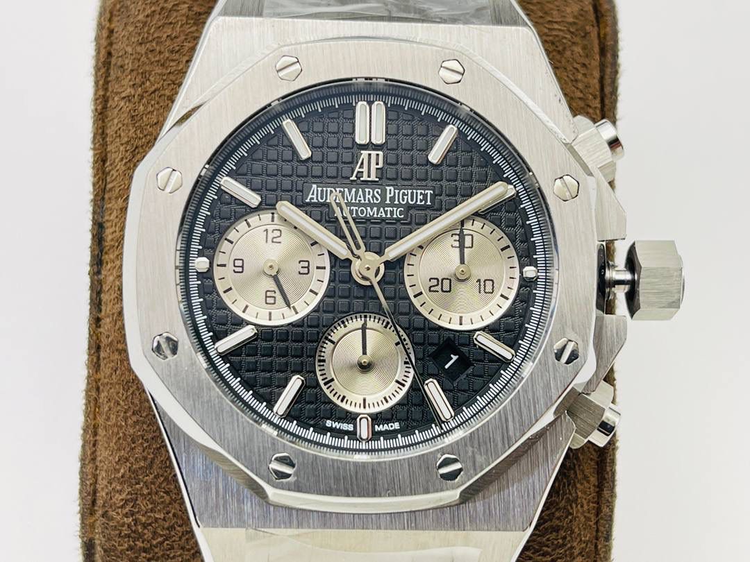 AP爱.彼皇家橡树系列26331OR多功能计时机械腕表41MM！ 1⃣️【机芯】7750改原装机芯 6字位小秒 功能与原装一致！ 2⃣️【表镜】表镜选用进口蓝宝石玻璃镜面！ 3⃣️【表壳】采用进口316精钢表壳，表壳通过拉丝和部分抛光打磨处理之后，忽明忽暗展现出精致而硬气的独特气质！ 4⃣️【头粒】头粒设计与专柜一致可以微调 佩戴更佳贴手舒适 经过多道工序的打磨和磨砂处理，终把AP特有的八角型表圈表达出棱角分明的线条！ 5⃣️【表盘】超强夜光显示，可以在任何环境下读取时间！