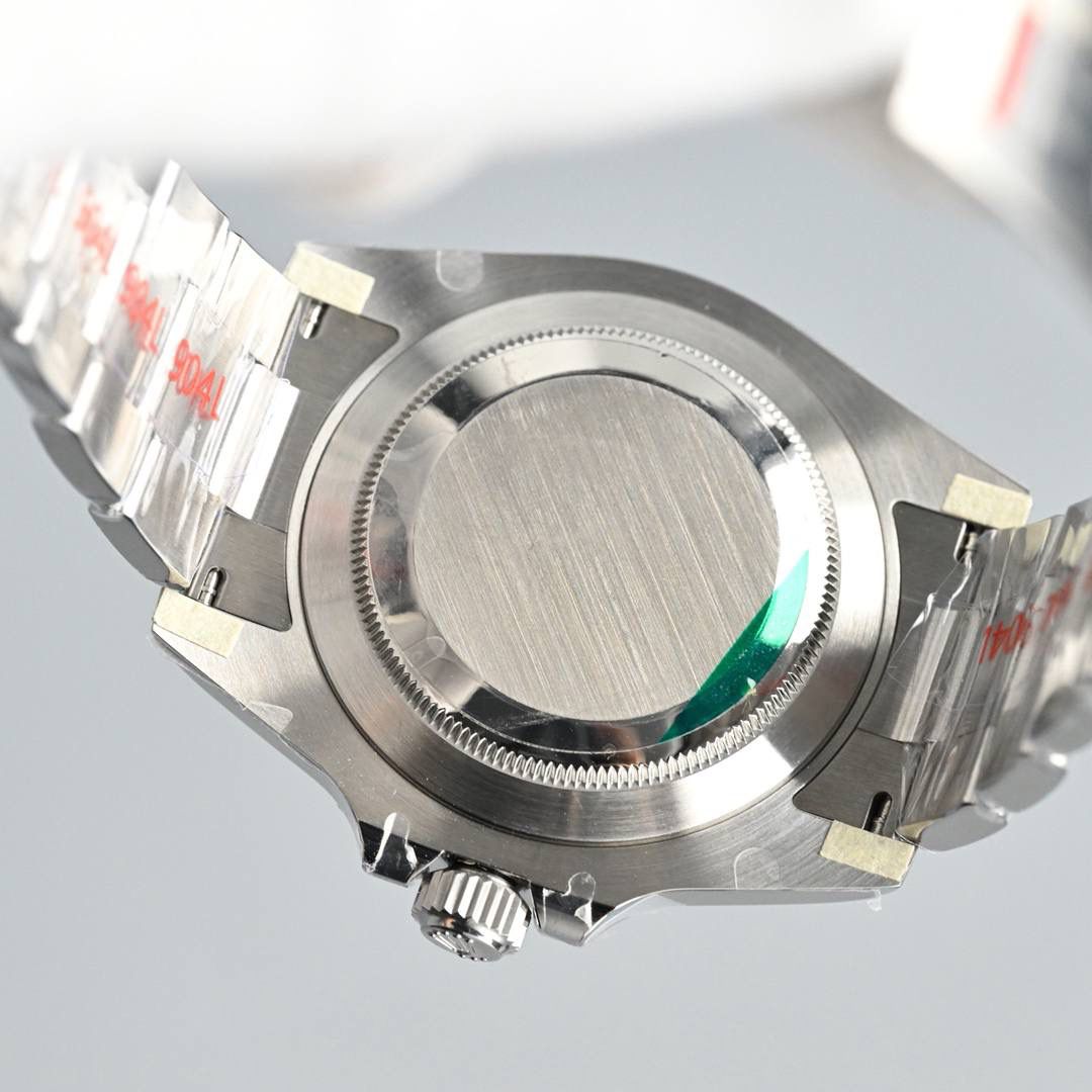 劳力士潜航者41mm水鬼匠心之作来袭： 1⃣️尺寸41MM，同正品，整表采用904L精钢，蓝宝石高透镜面，3点钟位置带2.5倍放大镜（镀蓝膜），搭载3235机芯。 2⃣️夜明珠玉质感明显，夜明珠与时分针夜光粉填充均匀饱满，颜色一致，毫🈚️色差。 3⃣️刻度6/9/12位倒角处理圆润，同正品！与市场货6/9/12位尖锐感形成鲜明对比。 4️⃣陶瓷圈声音清脆，外圈刻字与刻度均采用铂金粉填充，呈现银灰色磨砂质感，与正品一致。 5️⃣内部刻字清晰度高并且立体感明显。 6️⃣时分针放大🈚️任何毛刺感，蘑菇状实心中轴。 7️⃣表扣与正品一致具备弹射效果，内侧没有任何焊接点，一体成形。 8️⃣表带头结构呈三段式拼接效果同正品，与市场立体式效果不同。 极致的细节是HP工厂匠心开发的根本，打造市场最高性价比是HP工厂的诚意！