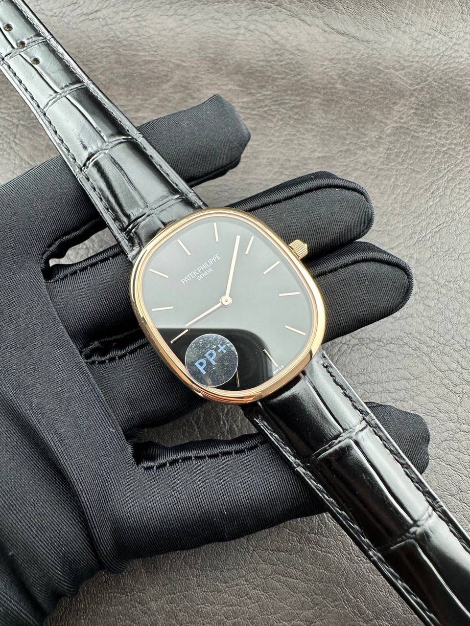 PP➕ Factory2025新品首发｜百达5738系列 68克配重版 复刻经典，更胜经典——GOLDEN ELLIPSE 黄金椭圆腕表重磅登场！ ✅ 黄金分割美学重塑：遵循1:1.6181经典比例，34.5MM×39.5MM椭圆表径搭配7.7MM纤薄厚度，复刻古典韵味与佩戴舒适度。 ✅ 316L精钢表壳：介于圆形与矩形之间的别致椭圆轮廓，还原原版线条张力，质感细腻出众。 ✅ 3D立体云贝母表盘：专属浮雕打印工艺，折射神秘深邃光泽，告别市面暗淡平庸款，上手自带高光。 ✅ 定制进口小牛皮表带：21X16尺寸对版原配，搭配同型椭圆表扣，与表壳设计遥相呼应，贴合手腕更显格调。 ✅ 9015精准机芯：走时稳定精准，兼顾实用性与耐用性，日常佩戴无压力。 PP➕不做“远观款”，只为呈现最接近原版的真实佩戴体验——从细节质感 to 上手触感，每一处都经得起近距离审视，让经典韵味在腕间完美延续！