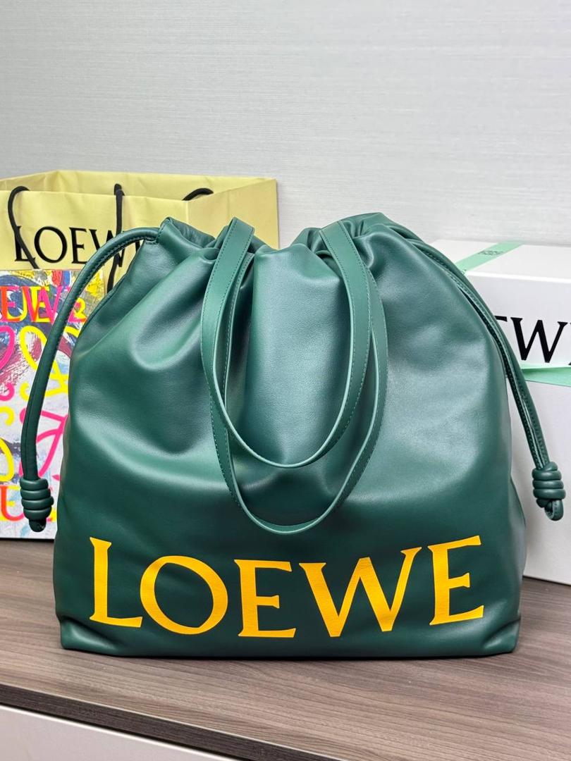 🎈全新福袋𝗙𝗹𝗮𝗺𝗲𝗻𝗰𝗼 𝗧𝗼𝘁𝗲 ——【常青色到货✅】 尺寸：𝟒𝟔-𝟏𝟐.𝟓-𝟒𝟏𝐜𝐦 编码：052026【配防尘袋，没有盒子】 ❤️以经典Flamenco系列手袋👜为基础，新款Flamenco Tote手袋采用加长廓形，正面饰品牌超大对比色𝐋𝐎𝐄𝐖𝐄标志，外部进口Napa小牛皮，内里绒面设计，整个包手感超级柔软舒服。 ❤️超大容量设计，磁扣开合，1个拉链内袋，可肩背或者手提✌🏻，可放15寸电脑💻，出行通勤必备，无论男女都🉑轻松驾驭。