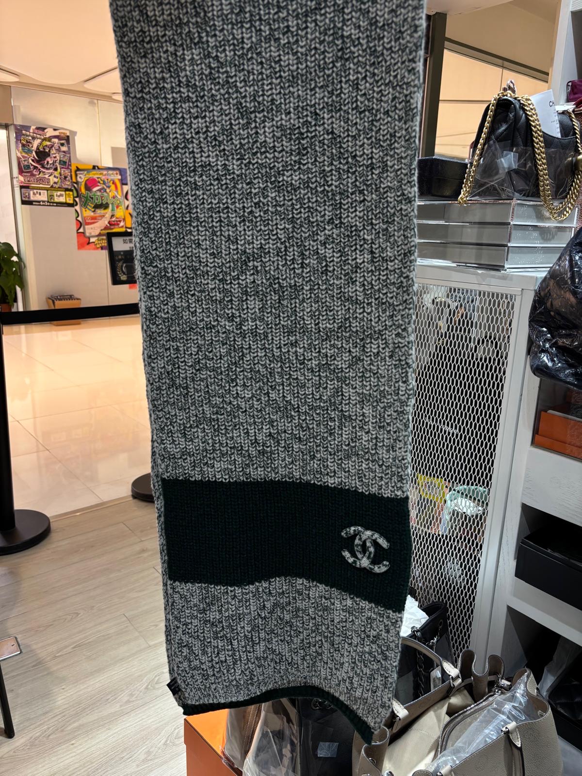 Chanel Scarf 100%cashmere  羊毛頸巾100%Authentic,99%new  