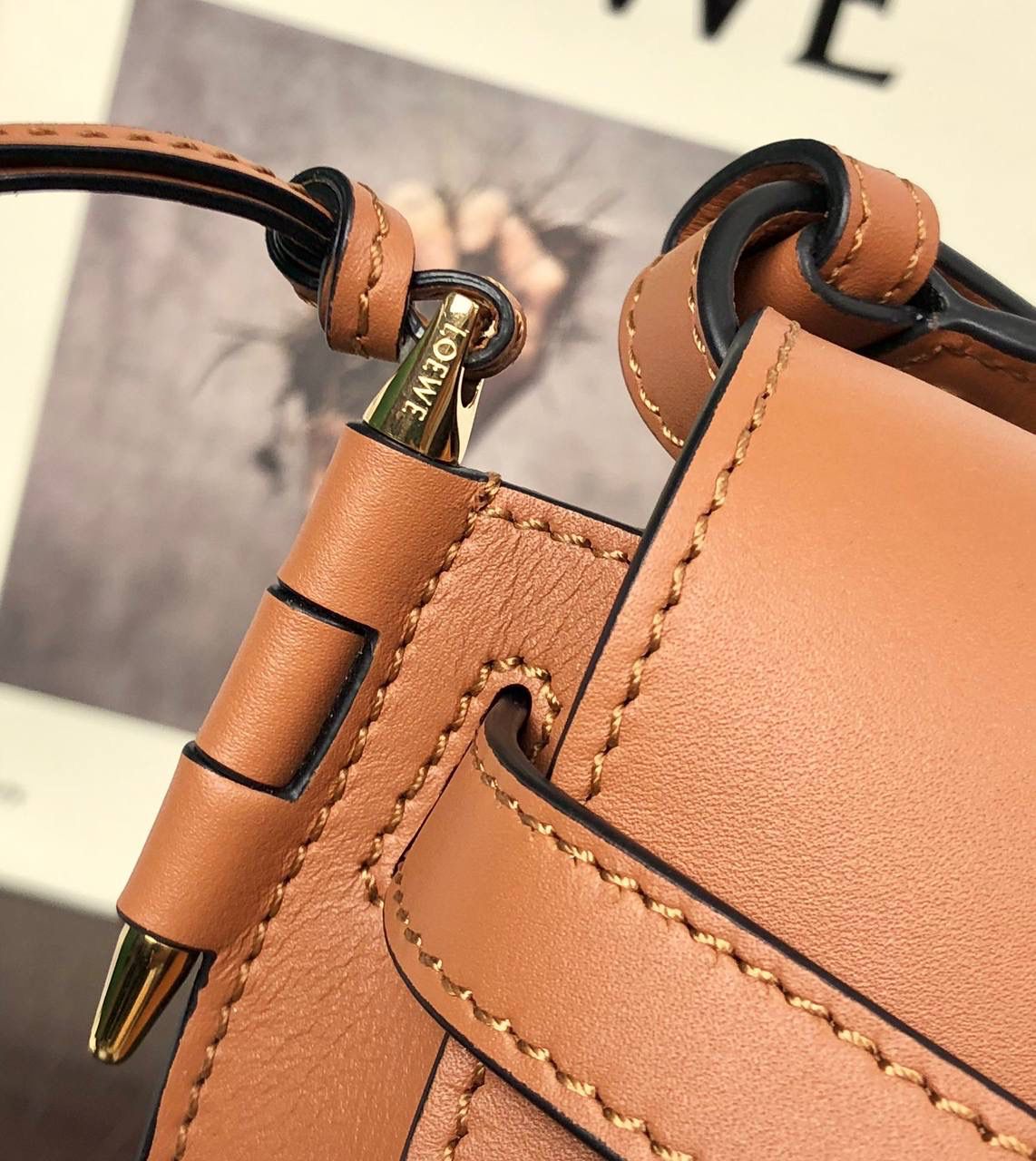 𝐆𝐚𝐭𝐞灵感来自于马鞍 构造精美利落，男女皆可gate！而之所以叫Gate呢，是因为包包的侧面金属插扣，像门的插哨一样。 全新MiNi Gate ✨ 小号:20-12.5-19（中部最宽处26cm） 编码:061711织带棕色 迷你:15-9.5-12.5（中部最宽处21cm） 编码:522127织带棕色