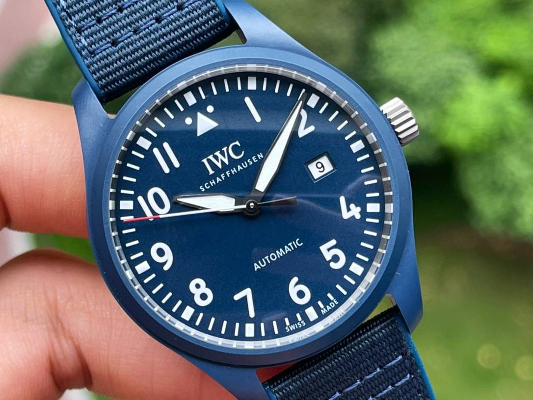 IWC IW328101 修正版 已修正中心大秒针孔洞颜色、表冠间隙等细节。 原版全球限量750枚， 每只独立编号，如 001/750～668/750。 表壳采用进口蓝色气化锆陶瓷，2米抗摔，高韧性、耐磨防刮。 工序复杂，成品率极低，因此数量稀少、出货周期较长。✔️