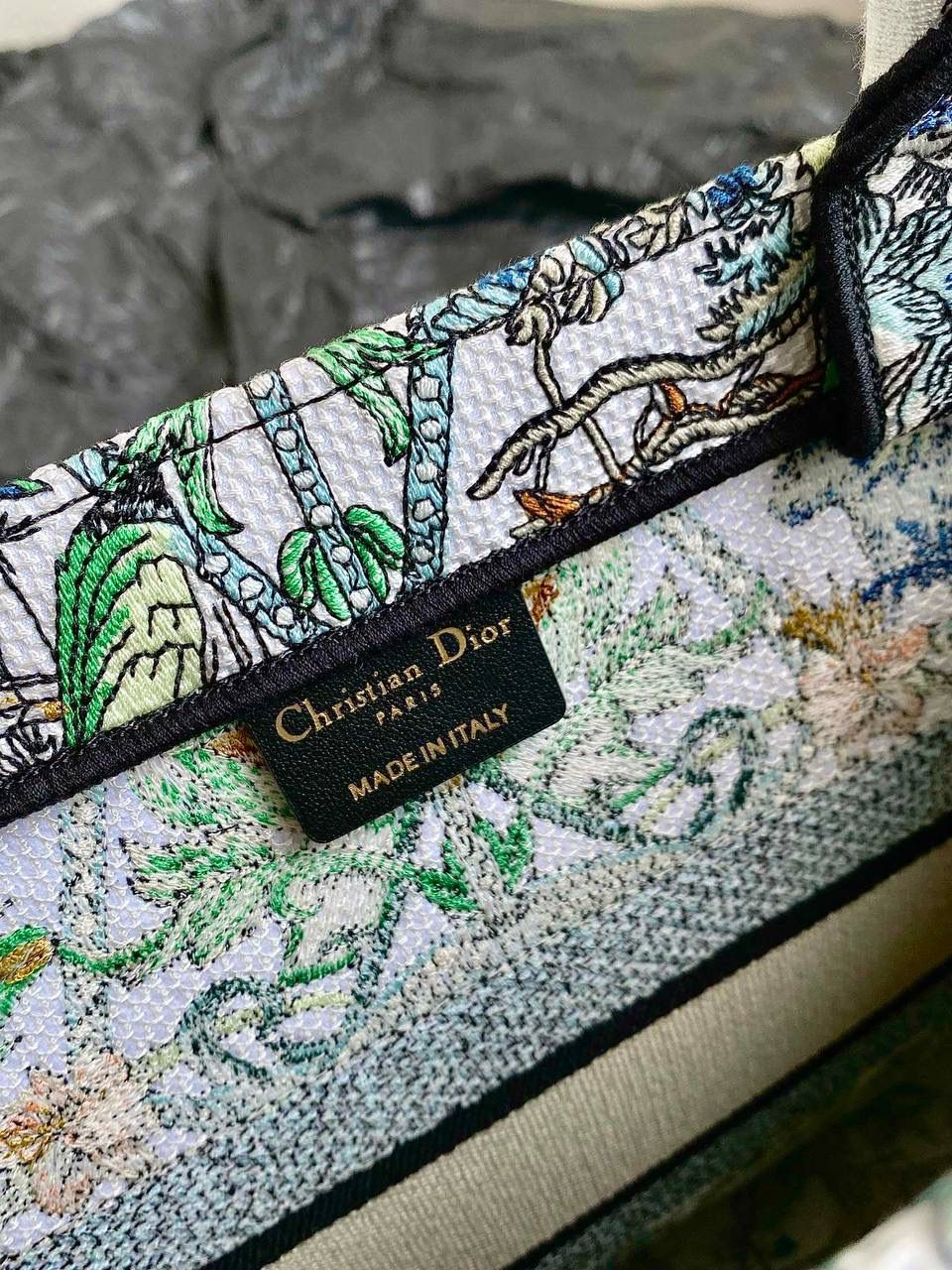 🈶丛林绿，中号 𝗖𝗗 𝗕𝗼𝗼𝗸 𝗧𝗼𝘁𝗲 23限定购物袋 对于我这种偏爱彩色的来说，简直惊叹 不得不说被这只戳到，好美很适合去度假🏖️😍 印度异域风情，大自然永远有的灵感 绿色的繁茂植物和幸运星结合在一起 有种扑面而来丛林夏日的神秘，且高级🌳 多元素的文化交流，是一只行走的艺术品 36.5×28×17.5cm