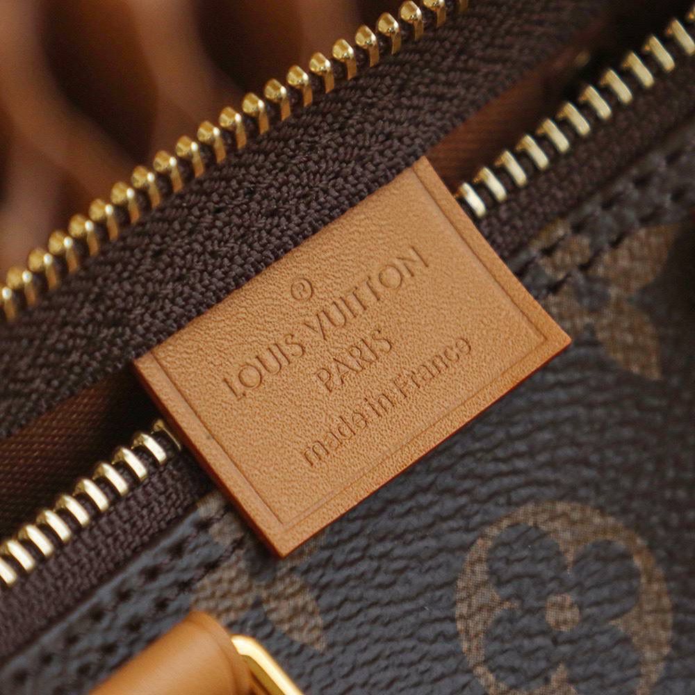 ❑𝑵𝒂𝒏𝒐 𝑺𝒑𝒆𝒆𝒅𝒚 𝑴𝒊𝒏𝒊 👜✨ ❥尺寸：16*10*7.5cm 𝕊𝕡𝕖𝕖𝕕𝕪系列是浓缩经典的精华， 以𝐌𝐢𝐧𝐢精致的小巧造型，搭配可拆卸的肩带设计，🉑️拆卸的肩带，给人不同的演绎风格，可盐可甜，比较可爱，比起老款的𝐍𝐚𝐧𝐨系列，新款的设计更加人性化，可调节肩带设计，满足身高的需求，颜值可是百搭款！