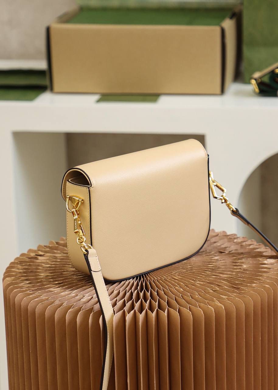 ▪️𝐇𝐨𝐫𝐬𝐞𝐛𝐢𝐭 𝟭𝟵𝟱𝟱 𝐌𝐢𝐧𝐢 #658574#正品皮▪️ 🔳尺寸：20.6*14.4*5.1cm🔳 马衔扣𝐇𝐨𝐫𝐬𝐞𝐛𝐢𝐭 𝟭𝟵𝟱𝟱系列， 这一届的𝐌𝐢𝐧𝐢马鞍包风格，增添了混搭格调， 配有两条不同的肩带， 配皮肩带呈现出了优雅低调， 与红绿肩带完全不同的感觉， 红绿肩带呈现了强大的品牌标志性的味道！ 全皮系列更加加分， 给人留下了更加低调优雅知性的味道！简直太香了！🔥🔥