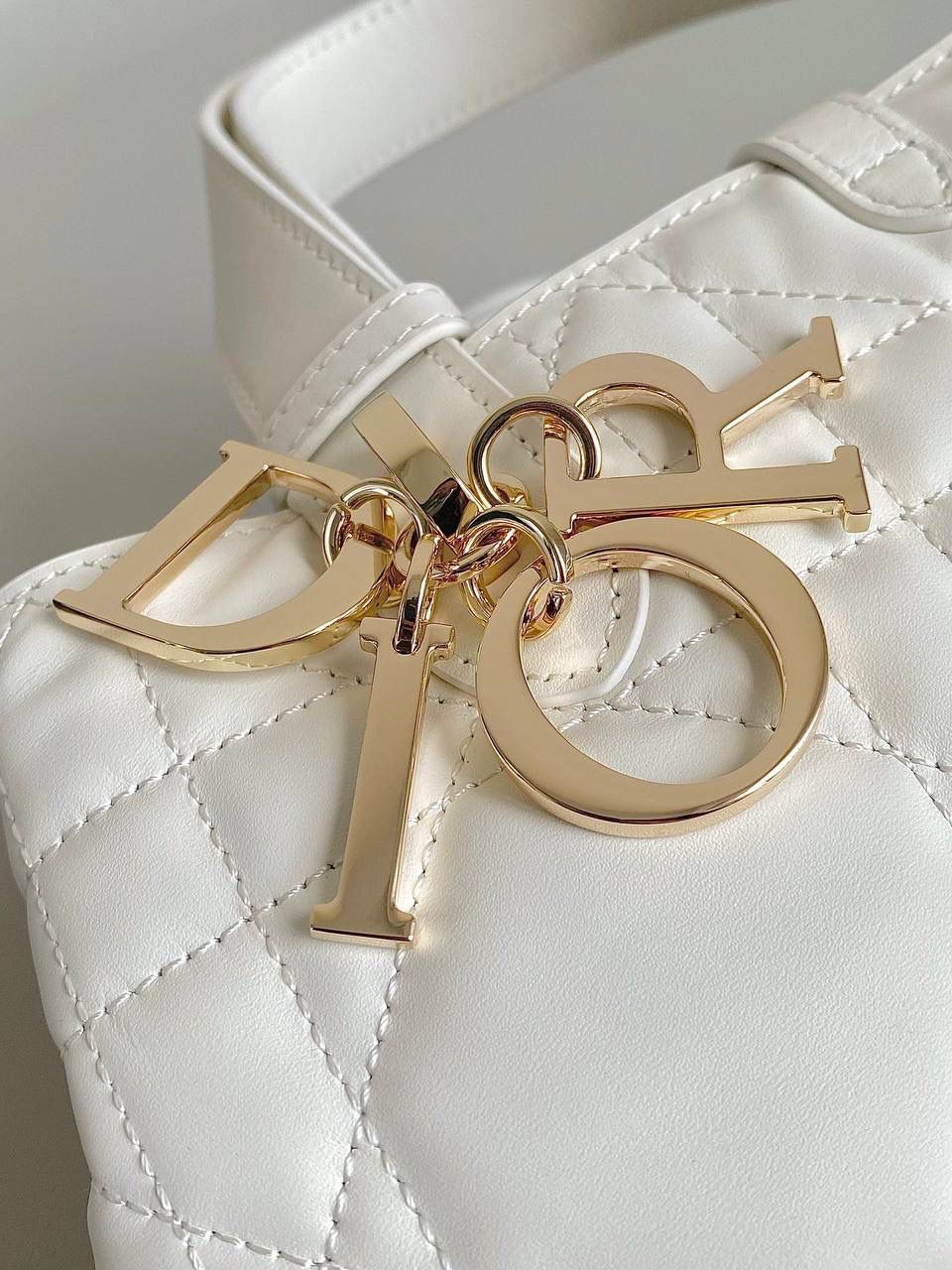 🈶白色 𝗗𝗜𝗢𝗥 𝗧𝗼𝘂𝗷𝗼𝘂𝗿𝘀手袋，大爆款 即出即断，供不应求的一只啊 一看就特能装，去健身日常通勤用它都合适 内置还配有小皮袋，可拆卸单独使用的！ 重点手腕处是能调节长度，可腋下可手拎 请焊在我手上！有大中小三个尺寸多种颜色 大号慵懒有范，中号更日常，小号迷你的可爱 带你大杀四方的一只，不受任何风格限制🤪😍 这季的重磅爆款，还不冲在等什么呢 中号：28.5×19×21.5cm， 小号：23x15x15cm #m1292m