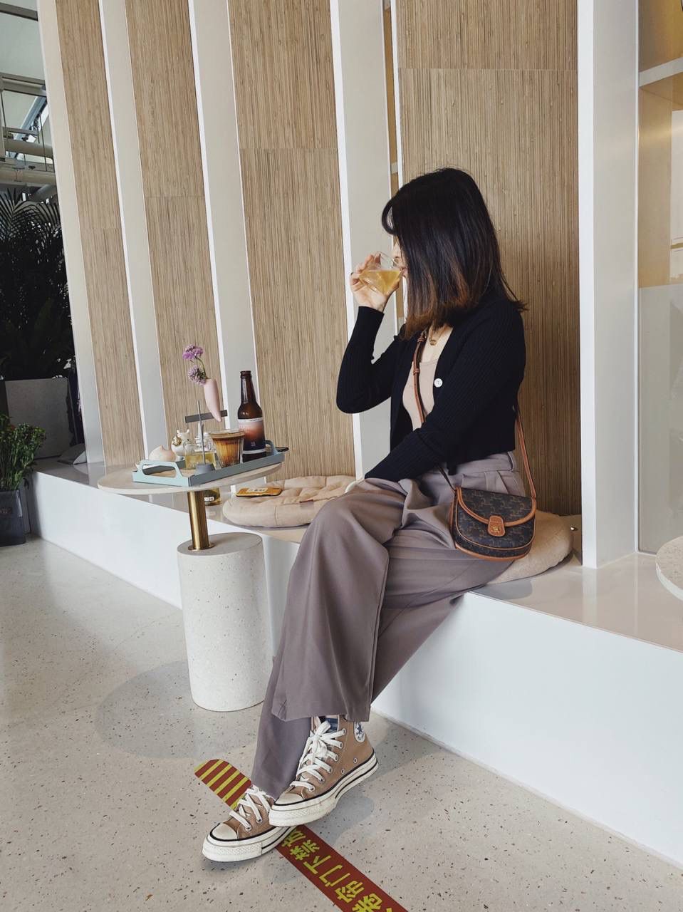 🔥大货实拍图 𝗖𝗘𝗟𝗜𝗡𝗘♥𝗧𝗥𝗜𝗢𝗠𝗣𝗛𝗘 𝗖𝗔𝗡𝗩𝗔𝗦 𝗕𝗘𝗦𝗔𝗖𝗘 嗨～复古老花yyds新草报道～圆滚滚的小马鞍很是讨喜🤩～ 型号：196702 尺寸：15*11*4cm 关于放手机这个问题，iphone 12 pro妥妥的放得下哦！还可以再放下卡包钥匙！话说现在姐妹们的手机大多都是捏在手上的吧😂所以更不成问题啦～