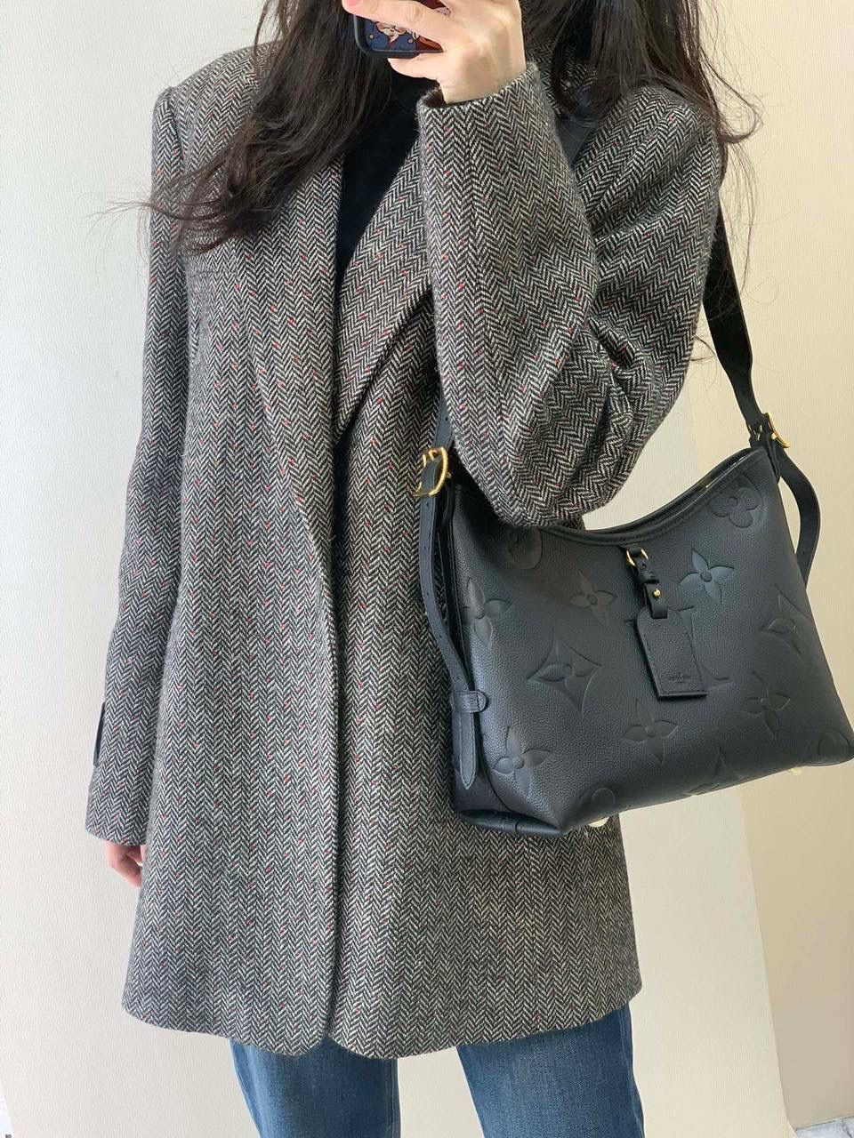 LV CARRYALL全皮 👜✨ 驴家牛皮压纹carryall托特包！ 老花carryall的热度到现在都依旧是最高的，这款包包做的超级用心，不管是从外观还是实用性来说都下了功夫。 两个颜色，黑色灰色，LV家的这种牛皮款，我个人还是非常喜欢的，皮质相比其他家小牛皮高级很多，而且用的越久皮质那种自然软踏的感觉就越高级 肩带可调节的孔位挺多可根据身高自由调节。斜挎的时候敞口的位置刚好在腰那个地方我觉得最舒服，而且包包整体不重日常背多久也不会累！名副其实carryall得容量很nice，还有一个子母包，子母包的实用性永远是不用质疑的 尺寸：29*24*12cm