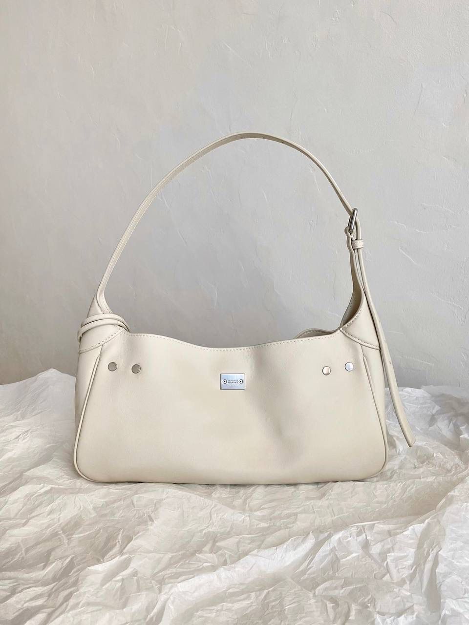 爆款🔥 ba1enciaga bel air 腋下包小号 奶白色🍼 beiair➕rodeo，大热当道 一整个系列都火爆了，一只比一只热门 半定型的水桶包超有态度 它的皮是有点厚度又软乎的 所以整个包都散发着慵懒和不羁的感觉 而且设计元素不拖沓繁琐 完全可以无脑搭配 现在的通勤人员也是吃得太好了吧 能有这么时髦的托特包来背！ 什么电脑水杯统统往里扔就对了 肩带可长可短，腋下背斜挎背都ok 两个尺寸任君选择，果断冲！！ 29.9×19.8×17cm810680m