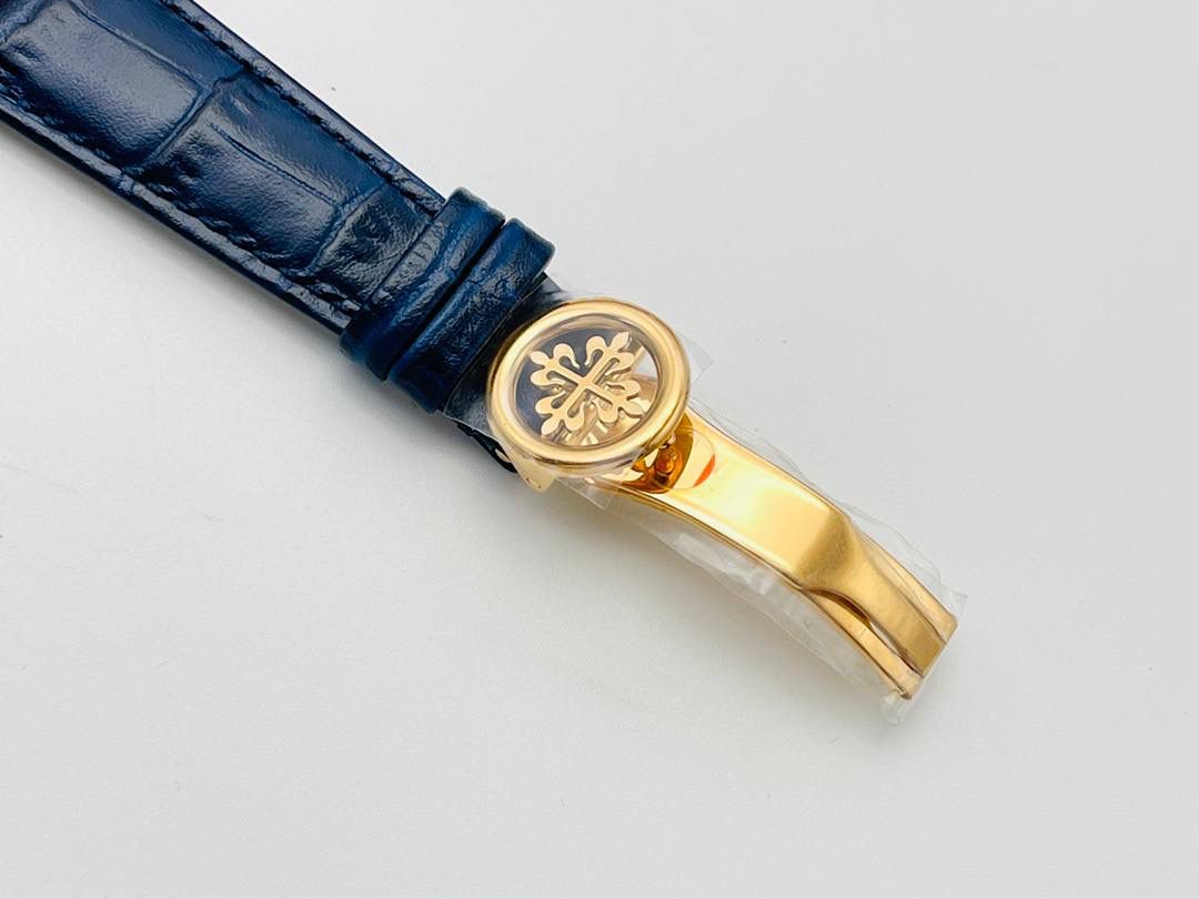 🌐西装暴徒“最佳时计”——百达翡丽5396复杂功能计时系列腕表🌐 【表壳】38MM表径，圆形表壳闪亮的金属光泽流动在表盘流畅的线条上，展现出了腕表出色的设计风格与打磨工艺。 【表盘】华美的炭灰色太阳纹表盘，复杂功能井井有条的安排令其看上去十分的对称，丝毫不会有突兀之感，通过优美的太妃指针的点缀，无论是指针还是时标的细节修饰，看上去都非常的完美，6点位日历窗的显示清晰明了，让年历功能的读取变得更加方便。 【机芯】还原出百达翡丽的Cal.324 S QA LU 24H/303型自动上链机芯，提供了时、分、秒、月相显示、日历、星期、月份以及24小时显示的功能，这块机芯使用了34个宝石轴承，振动频率为4Hz，可提供最长45小时的动力储备。 年历腕表还拥有一个不可否认的优点，便是它与正装服饰的搭配，年历表的从容再加上正装的优雅，其所散发的魅力实在是呈倍数增长。