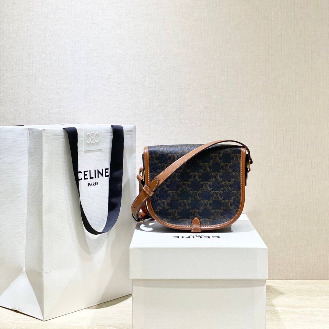 🔥大货实拍图 𝗖𝗘𝗟𝗜𝗡𝗘 ♥ 𝗧𝗥𝗜𝗢𝗠𝗣𝗛𝗘 𝗖𝗔𝗡𝗩𝗔𝗦 𝗙𝗢𝗟𝗖𝗢 马鞍包在IT Bag的世界里总是占着一席之地，经典百搭 经得起时间的推敲，被喻为行走的气质神器 ，FOLCO流畅圆润的包身线条和凯旋门老花设计搭配老式旅行箱开口扣，让人轻松get俏皮复古摩登的画报女郎。 型号：191502 尺寸：18*17*6.5cm