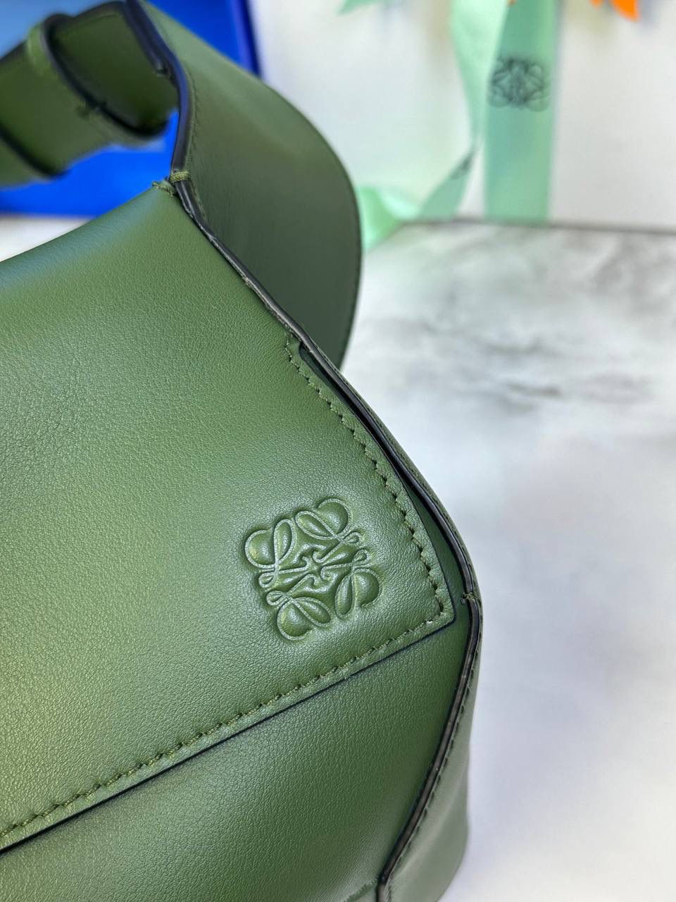 ⭐️最新升级版𝟮.𝟬-𝗣𝘂𝘇𝘇𝗹𝗲腰包⭐️ （森林绿🌳到货‼️） 尺寸：𝟮𝟰-𝟭𝟬.𝟱-𝟭𝟲𝗰𝗺 款号：052343 👉🏻长方体形状和精确的切割技巧创造出Puzzle 腰包以及独特的几何线条成为 “Loe罗家”的著名代表作~ 👉🏻金属搭扣开合，刻有标志logo徽标，可调节肩带，翻盖大容量插袋和一个外部拉链口袋，🐂柔软细腻napa小牛皮，正品Ykk五金，Anagram压纹，人字纹棉麻帆布内里 👉🏻（男女♀♂同款）大小非常合适。胸包、背包、单肩、斜挎 腰包五种背法任你解锁🔒 👉🏻 （独家背景➕独家品质➕独家包装➕独家控制对版细节📦➕精致全套礼盒套装❤️） 重点：让你花最少的钱💰体验最大的仪式感❤️