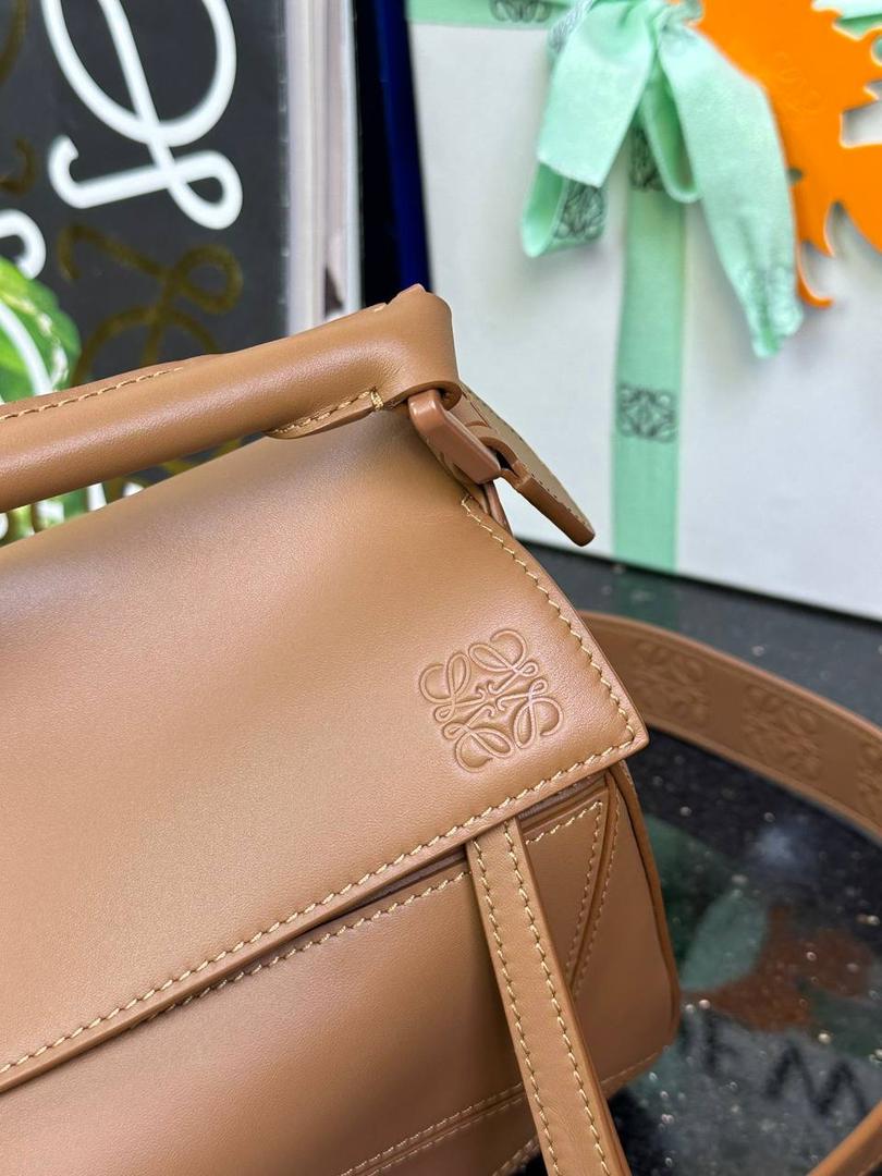 👉🏻小号𝙿𝚞𝚣𝚣𝚕𝚎 【宽肩带】 平纹/Anagram牛皮手袋👜 尺寸:𝟐𝟒-𝟏𝟔.𝟓-𝟏𝟎.𝟓𝐜𝐦 编码:65222585棕色【配全套礼盒】 秋冬最新爆款上线啦…⤴️ 从手袋的小牛皮革、缝线、背带的金属环扣，内里内衬细节.都换上了最新的饱和单色系，细腻质感，为手袋增添了不一样的视觉魅力🔅