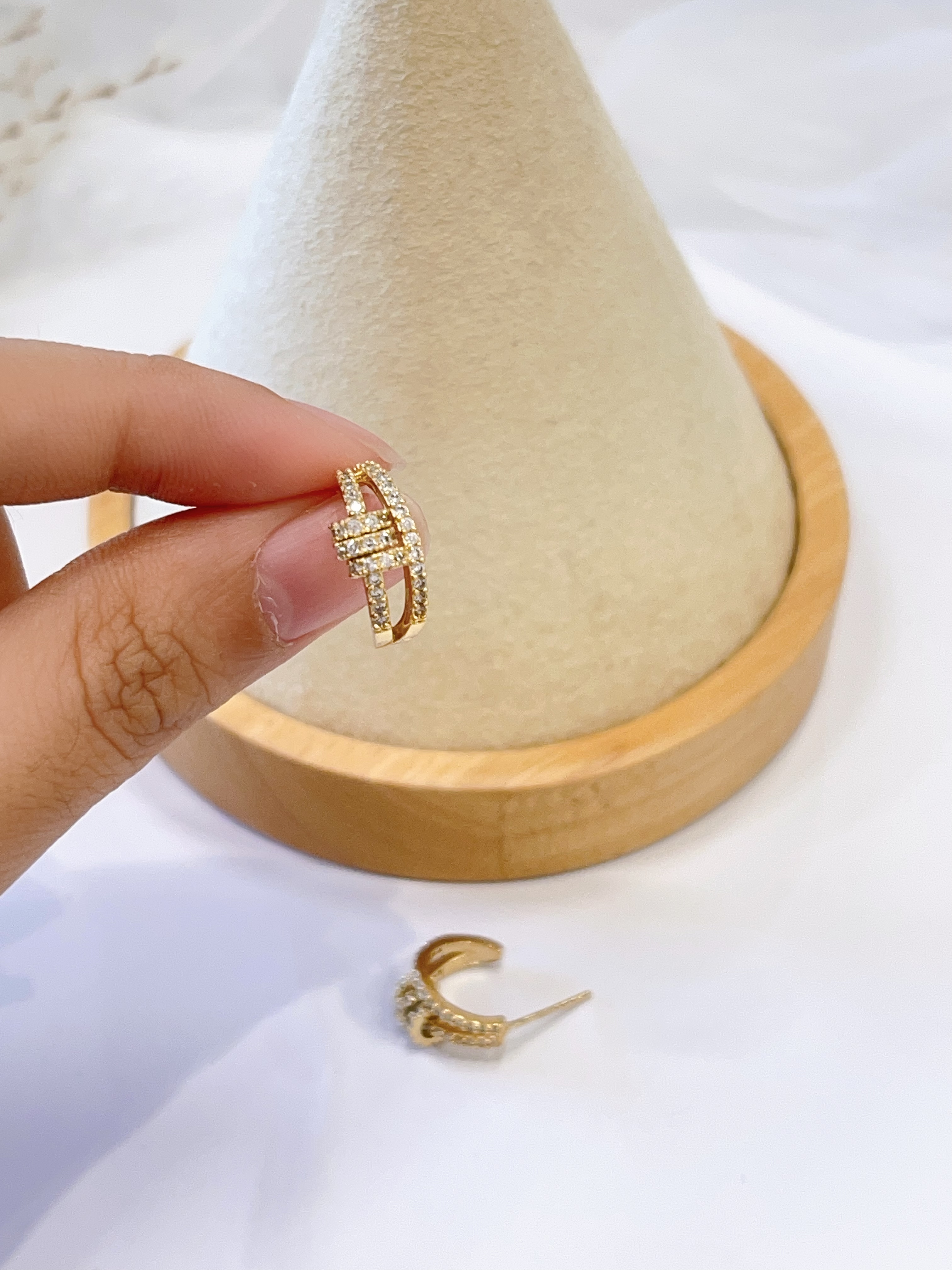 好漂亮的耳环！镶钻线条加上小圈的设计