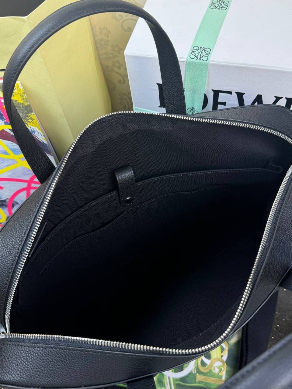 👉🏻牛皮【𝐺𝑜𝑦𝑎薄款公文包】 —黑色❤️ 编码：062344 尺寸：𝟑𝟖-𝟐𝟕-𝟖𝐜𝐦 📍柔软粒面小牛皮流线型公文包•可通过顶部手提或可拆卸可调节肩带携带。 📍拉链开合•牛皮革拉链头 内部拉链口袋和两个插袋❤️人字纹棉质帆布内里。 🉑容纳14寸电脑💻📍粒面小牛皮材质•耐糙经典❤️