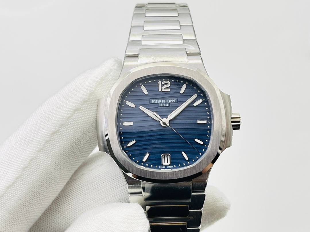 百达翡丽鹦鹉螺女款腕表PP7118强势来袭！ “324”机芯最高版本““到货”” 唯一媲美正品的副本！ 正品完美互换真正Cal.324C一体29钻机芯！ 全新订制版百达翡丽专Cal.324SC自动上链机芯。史无前例厚度和正品一致完全实现。整机根据真正的Cal.324SC机芯设计-1:1尊重原厂设计，傲视市面上一切副本百达翡丽。 机芯尺寸“27.0mm”厚度“3.3mm”动力存储“45小时”数据正品一致！ 腕表尺寸34MM，厚度8.3MM，全网最薄！ “没人能拥有百达翡丽，只不过为下一代保管而已。”