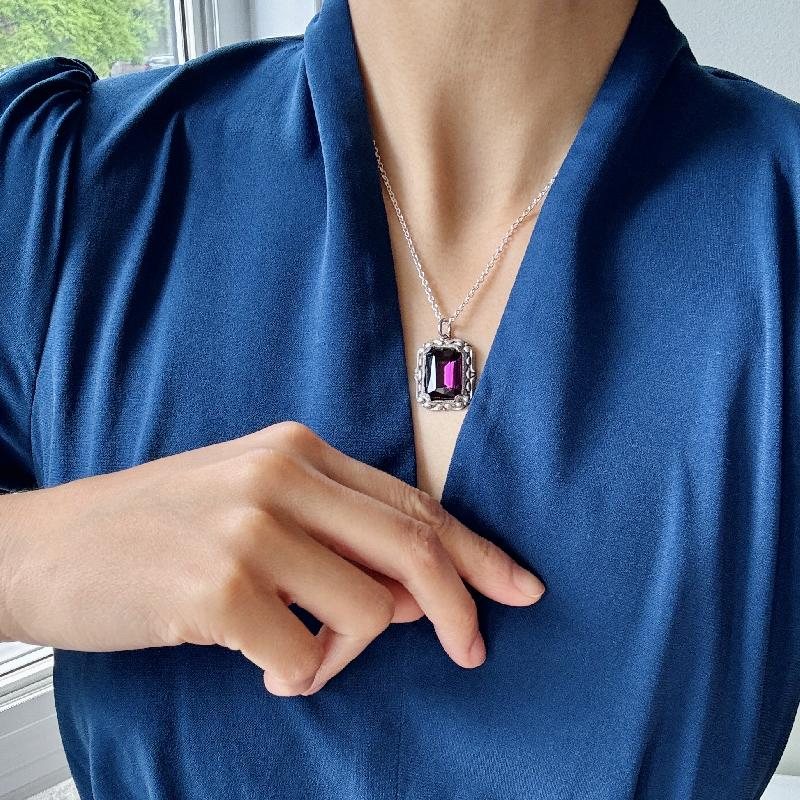 Vintage 1950s Czechoslovakian Faceted Purple Glass Pendant Necklace (MW246)