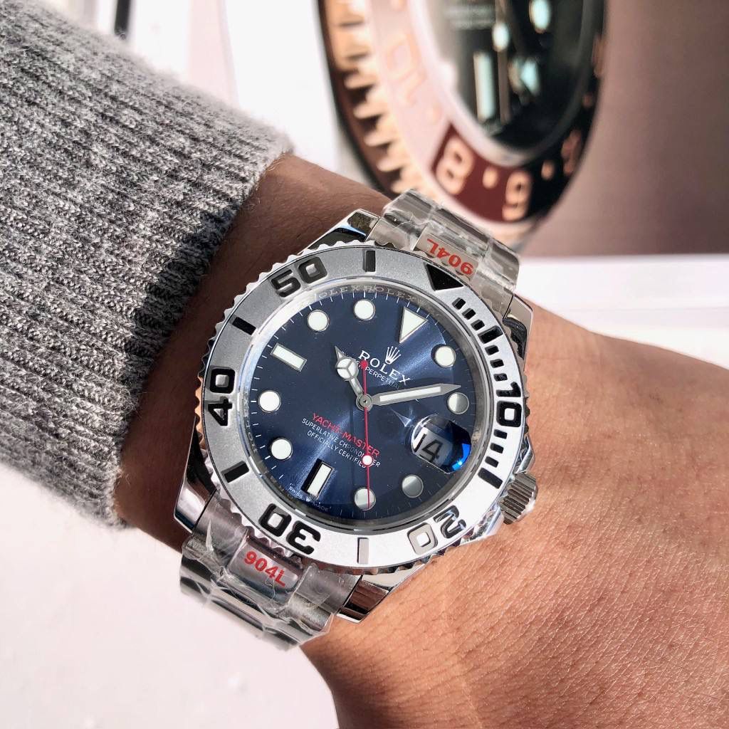 【经典名仕 一劳永逸】劳家爆款游艇名仕型系列m126622-0002男士腕表40mm游艇出货，继续秉承AD家族优质特色、独家出品一表一码，三码合一 【机芯】搭载AD专注而制0️⃣返修、💯全新原装西铁城8215全自动机械机芯，走时精准，性能优异，动力储备高达48小时 【表壳】316L精钢表壳 高端同步防指纹[强]陶瓷圈口原版同步双向旋转，完美呈现与原版一致的弧度、光泽，超强高密度矿物质玻璃镜面，精致的做工完美秉承原装的潜水游泳🏊‍♀️性能 【字面】大厂同步超强夜光，夜光刻度、表针无瑕疵斑点、晶莹剔透，细节同步正品，内影圈刻字清晰，字体匀称 【表带】搭载316精钢表链可调节原装表扣