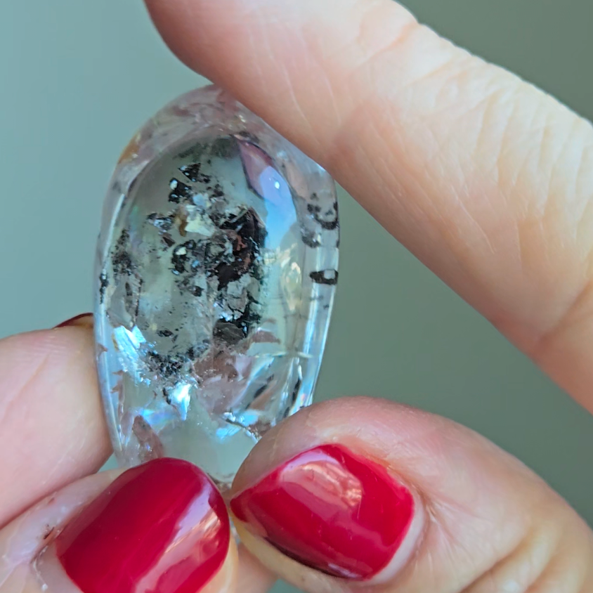 Enhydro cabochon with big bubble and carbon - EN4