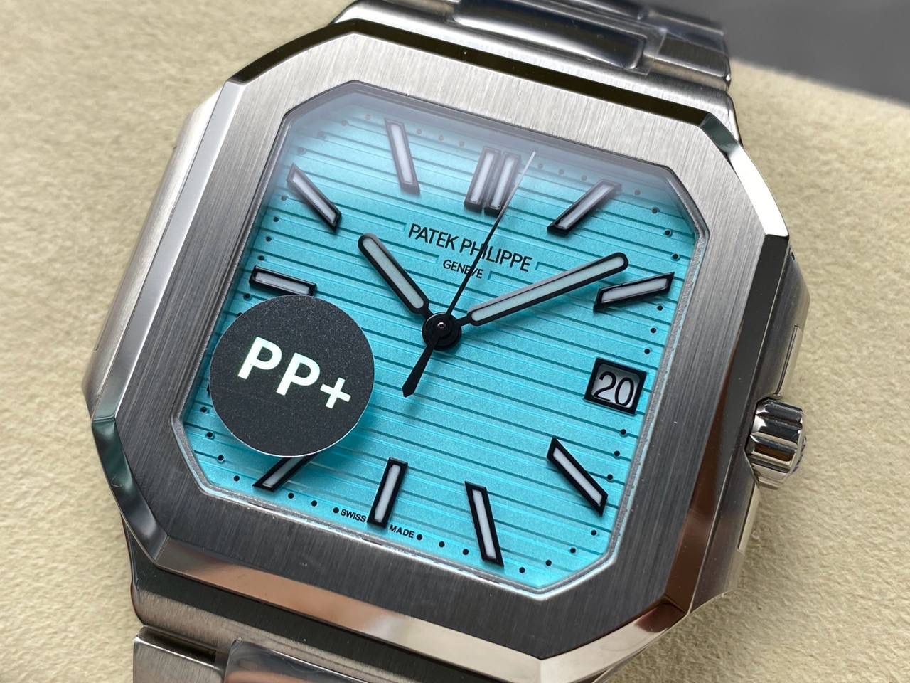 百达翡丽 方形 新系列CUBITUS 5821腕表 亮点特色：1️⃣机芯:搭载定制9015改Cal.26-330 SC一体机，调时不停秒，调时不停秒，摆轮位置均与正品一致，自动上链机芯。2️⃣钢带:316L定制级人体工程学表带，新扣款式。3️⃣表壳:尺寸45毫米厚度仅8.3mm，为表壳对角线长度(即10点位至4点位),因为表壳近似于方形，上下边的宽度会小于这一数值，所以视觉效果并不是很大。 搭配上，5821属于运动风格腕表，日常搭配正装和休闲风格也可以。