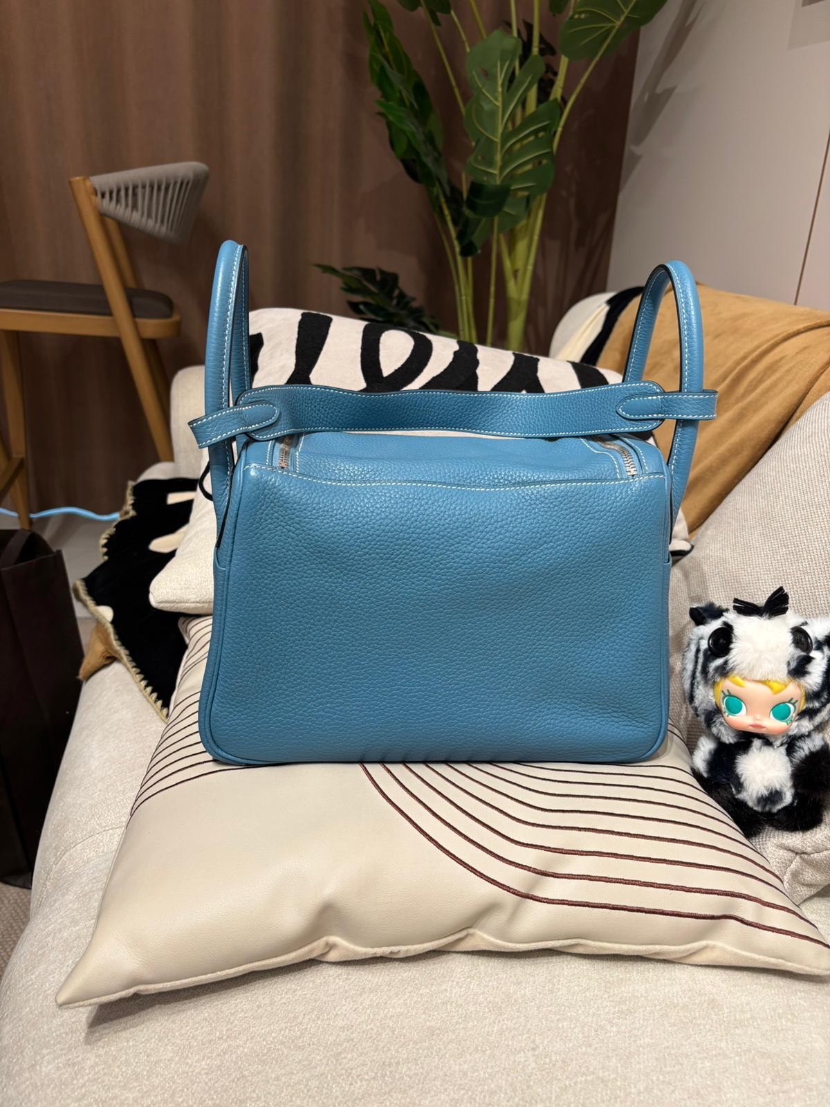 Hermes Lindy 30,BLUE JEAN 牛仔藍 Stamp T 100%Authentic ,98%new  ✅dust bag✅rain coat✅box 