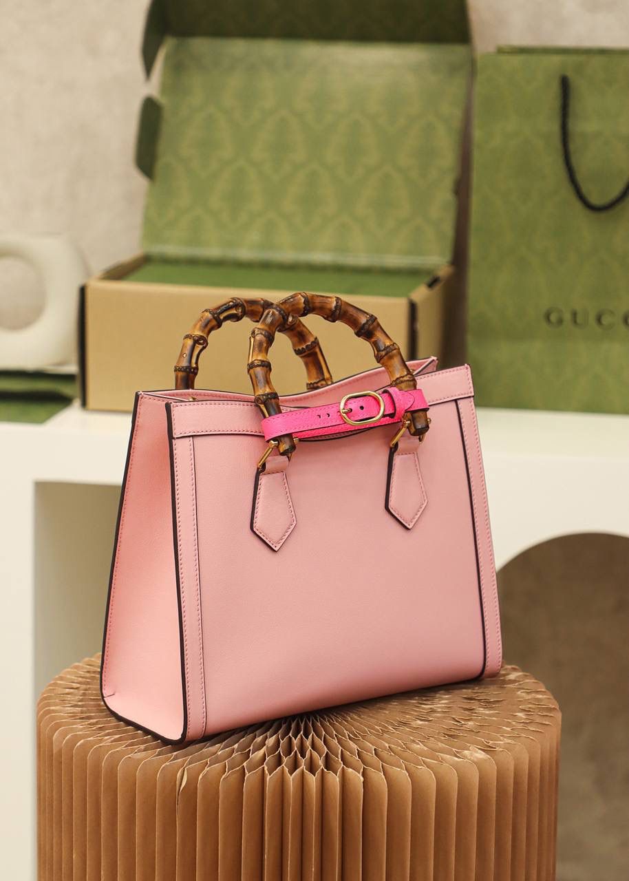 𝐆𝐮𝐜𝐜𝐢 𝐃𝐢𝐚𝐧𝐚 小号#660195#正品皮 ▪️尺寸：27*24*11cm 𝐃𝐢𝐚𝐧𝐚竹节系列以经典致敬100周年， 黛安娜王妃最爱的经典竹节再次回归， 托特造型融合复古元素的竹节， 实物真的太惊艳了， 小号尺寸更适合通勤风， 手提或者斜挎， 悠游于日常与工作上班之间， 时髦感别具一格， 经典百搭，个性又不失优雅感， 搭配彩色的扣带， 简直增添了少女气息！🌈🎀