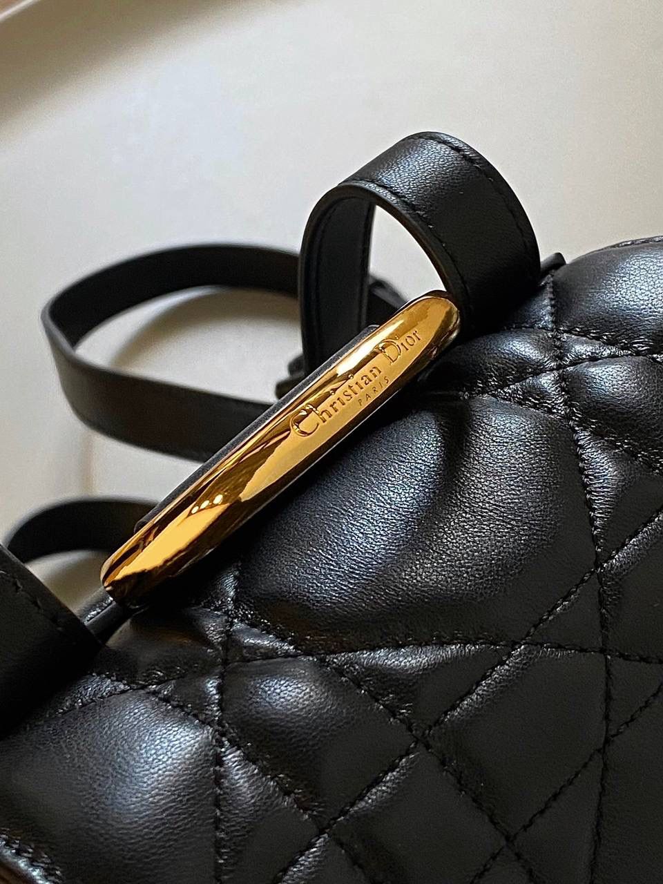 🈶黑色大号 𝐃𝐢𝐨𝐫 𝐜𝐚𝐫𝐨2025早春双肩背 只要是藤格纹元素的单品就能成为 时下最热门的时髦神器！ 列如这个刚上市就已经被问爆了的 caro双肩背包 超大的藤格纹， 低调的黑金配色，让它想要过时都难！ 小羊皮的材质，摸起来细腻柔软 而且自重很轻，还有可调节肩带 上身可爱又俏皮，很有白富美的既视感 大号：23×25×11cm #7713m 小号：20x18x8cm