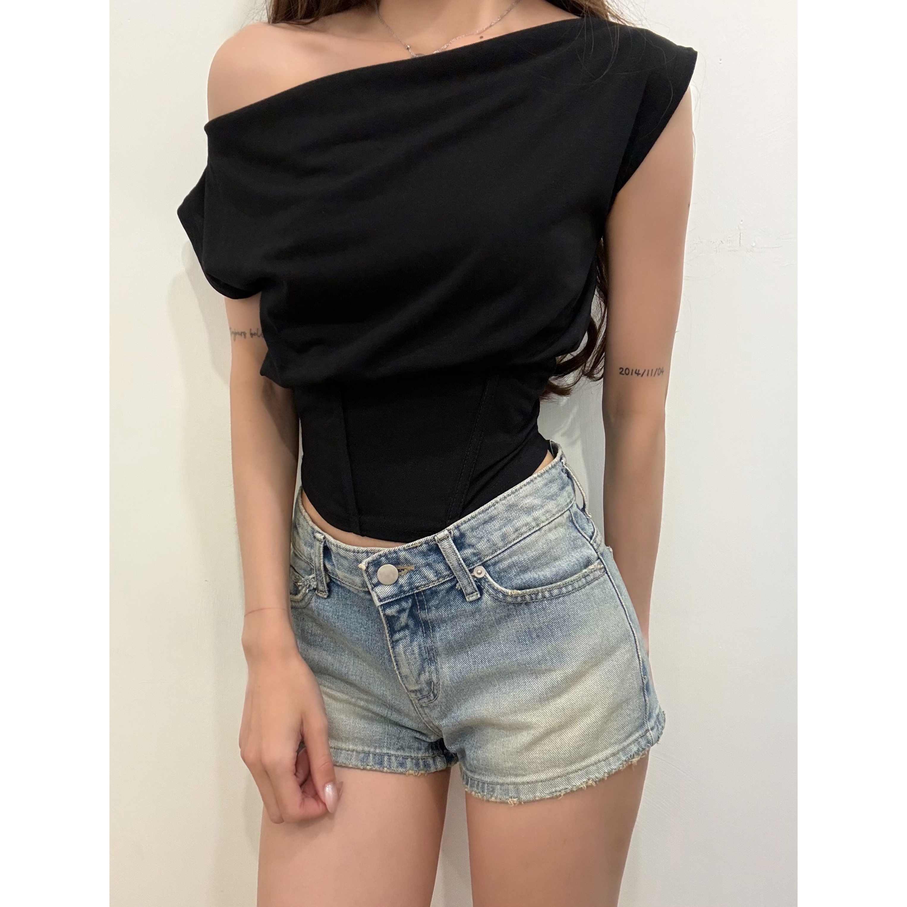 優惠價7月8截🩶2607I《O/S CORSET WAIST CROP》