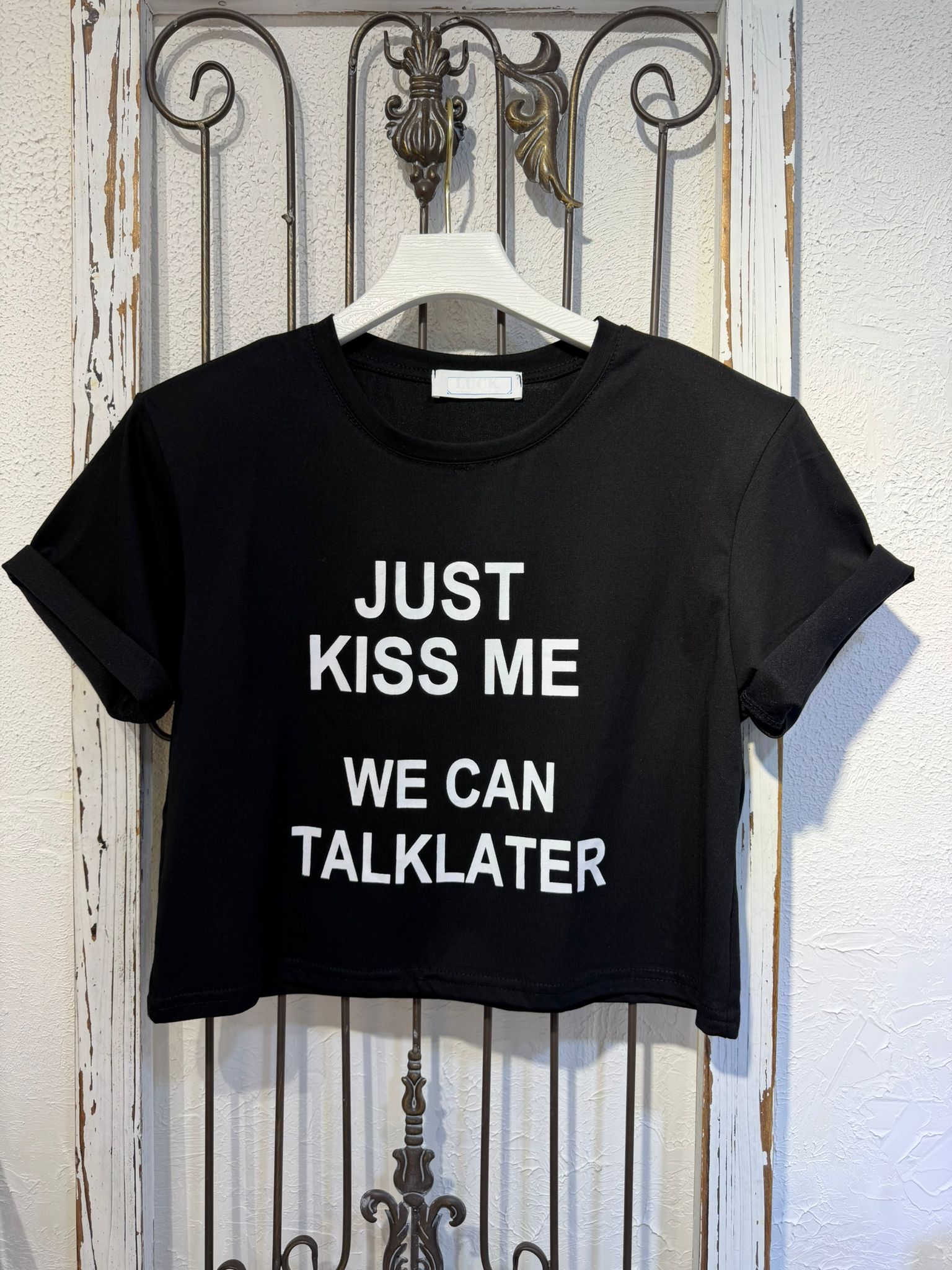 黑色短版JUST KISS ME WE CAN TALKLATER 短袖圓領上衣