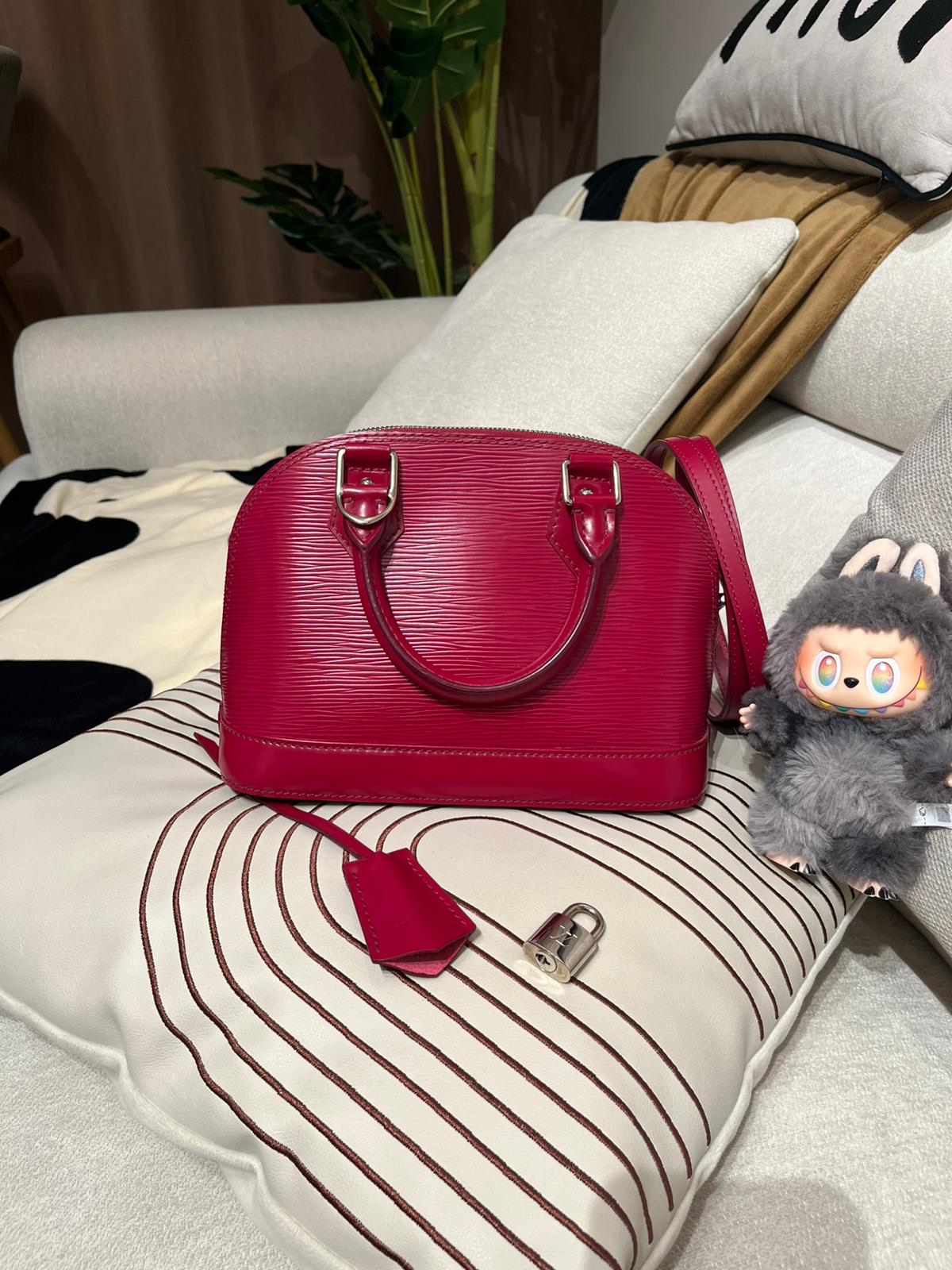 Lv alma bb epi leather  100%Authentic,98%new ✅key lockpad✅dust bag