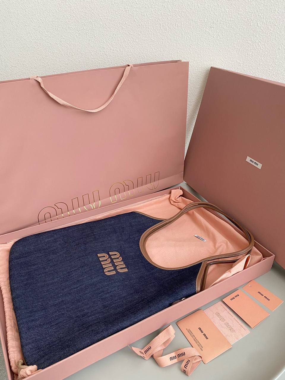 🈶牛仔蓝 𝗠𝗶𝘂𝗠𝗶𝘂托特 爱上miu的快乐 就是不断创新 不断惊喜 造型从纯色到拼皮再到帆布 每一版都能打 能爆，真的杀疯了 35×40cm #F0110m