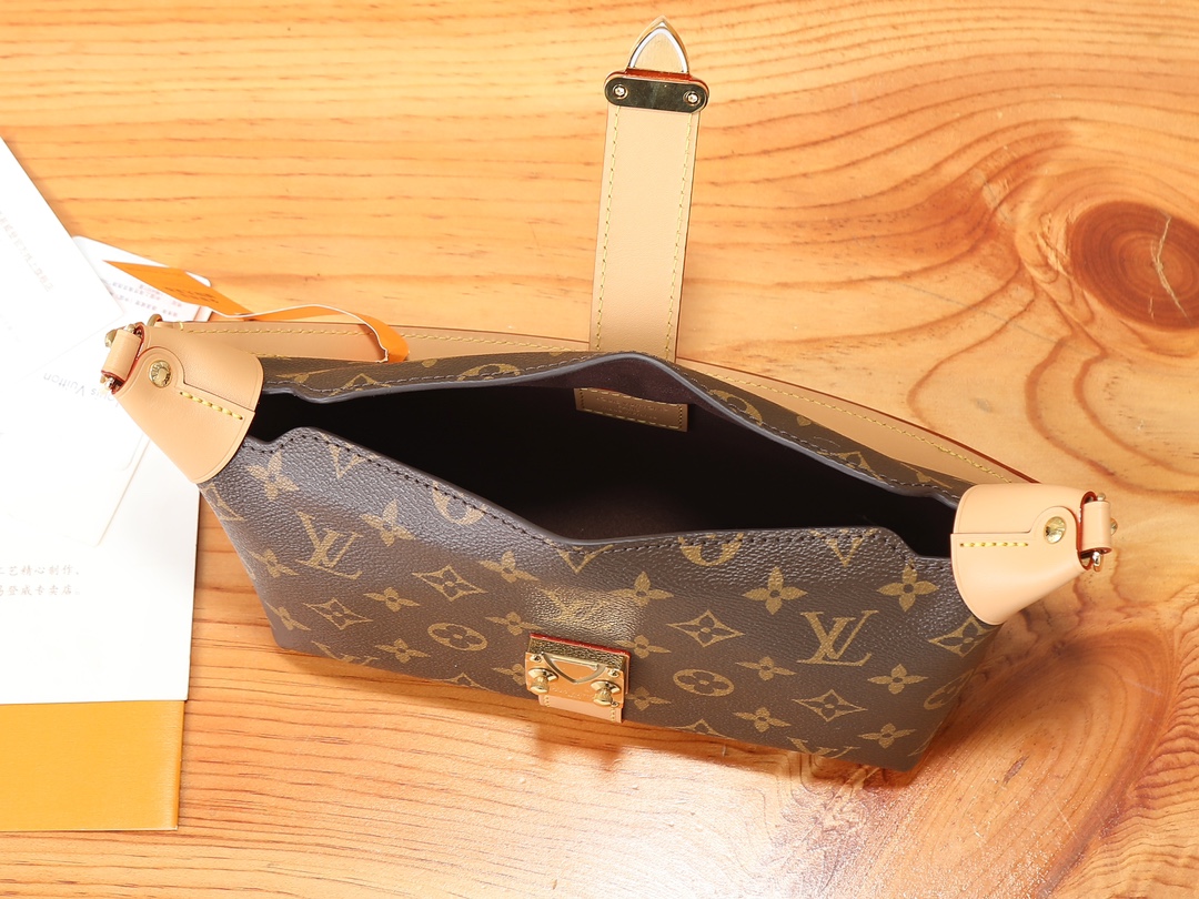 Louis Vuitton LV Pochette Mia