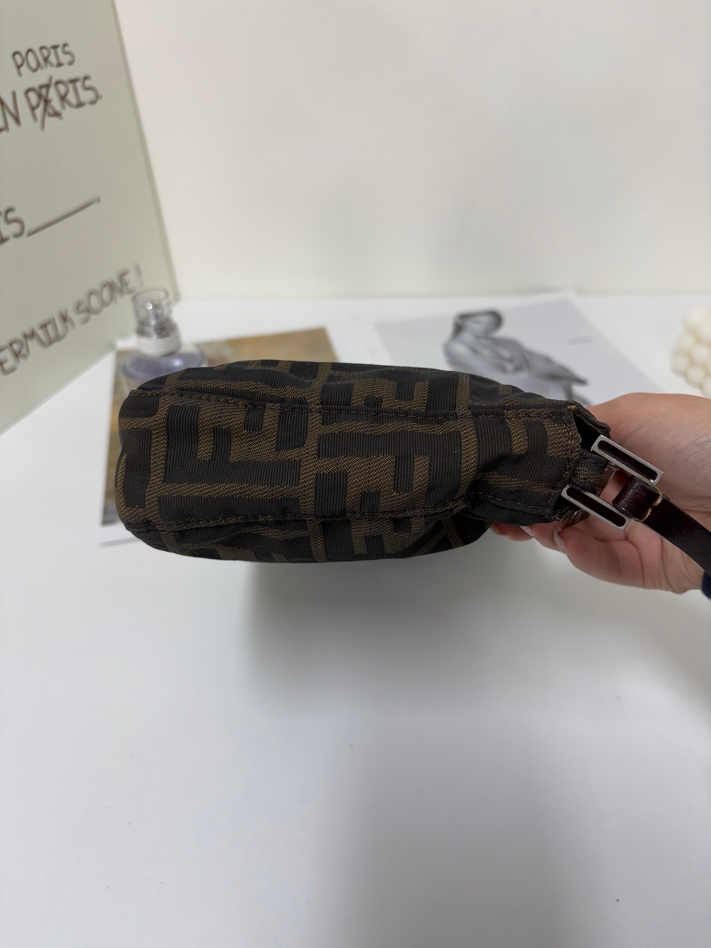 【預訂貨品】Fendi老花法棍腋下包