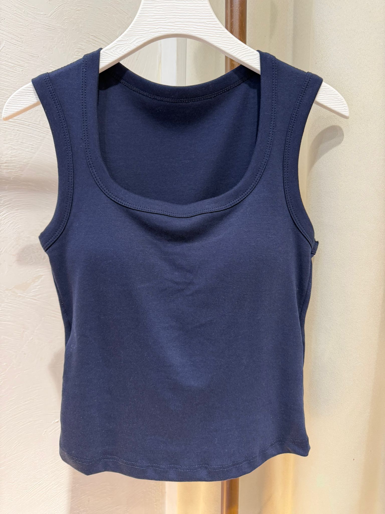 簡約時尚海軍藍 U 領背心bratop