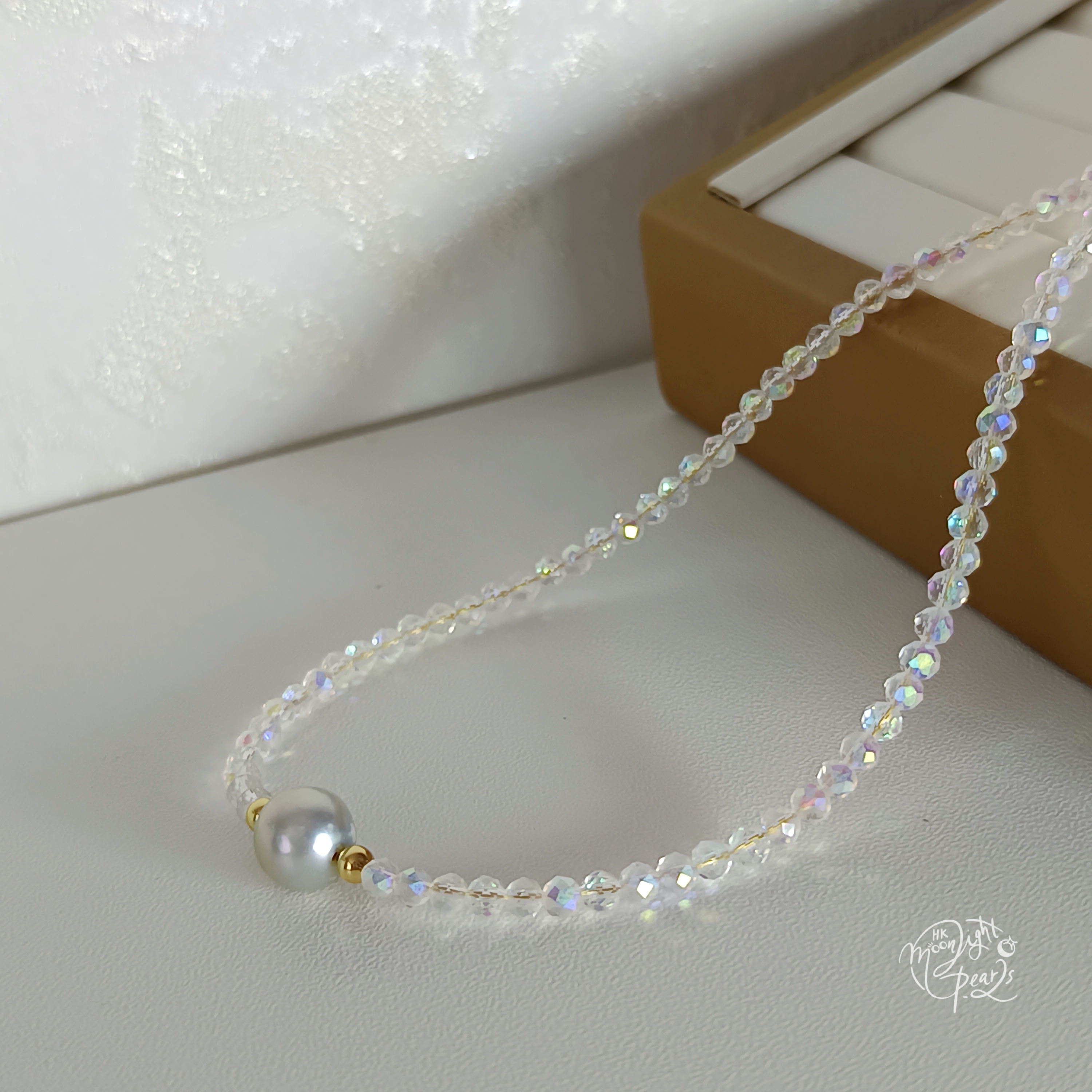 近正圓強光日本真多麻海水珍珠+施華洛幻彩水晶注金尾鍊扣時尚鎖骨鍊