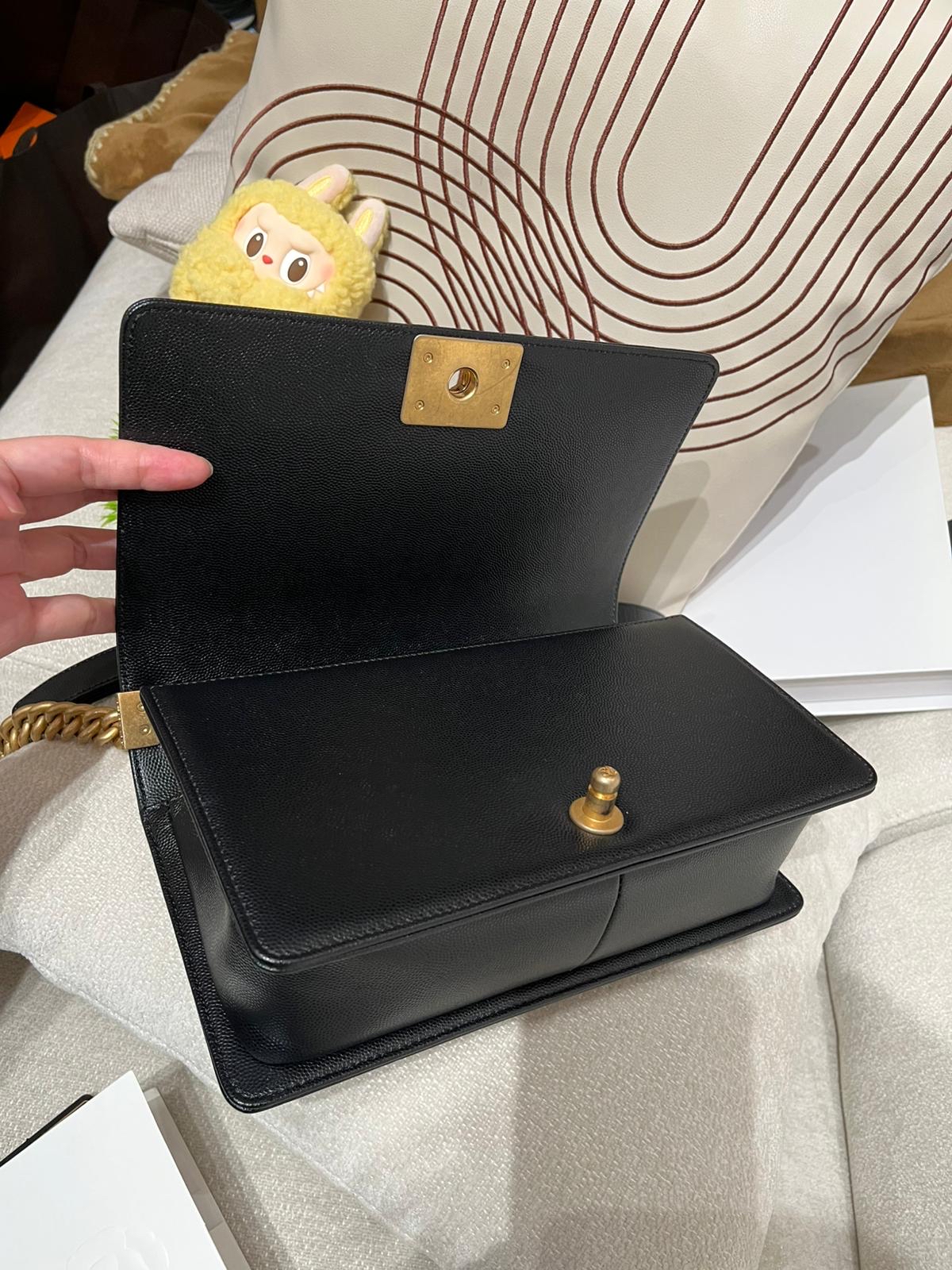 Chanel boy medium 25cm A67086 黑色魚子醬牛皮復古金扣 100%Authentic, 95%new ✅ 21年香港專門店收據✅30card ✅dust bag ✅box