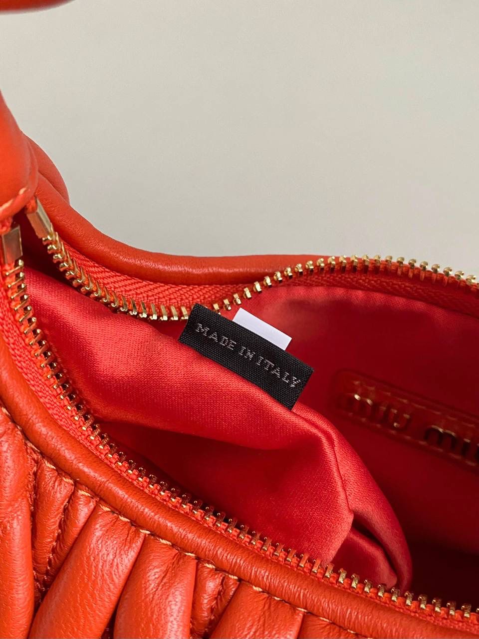 🈶橙色小号 𝗠𝗶𝘂𝗠𝗶𝘂 𝗪𝗮𝗻𝗱𝗲𝗿 𝗛𝗼𝗯𝗼褶皱腋下 火爆全网都不用多说，人手一只的程度 我们用的是进口小羊皮！非国产皮料 肉眼可见的细腻，软软糯糯触感非常好！ 他家经典独特的褶皱工艺，是要有一定厚度 底料太薄了都做不出它的饱满和弹性 更不是市场通货干瘪瘪的褶皱，实在太假 我们新合作的老师傅在这细节上扣的很认真 一缕一折都有zp的神韵，且做到对版！！ 追求高品质的来 小号：17×20×6cm，#F0013m 中号：18x25x7cm