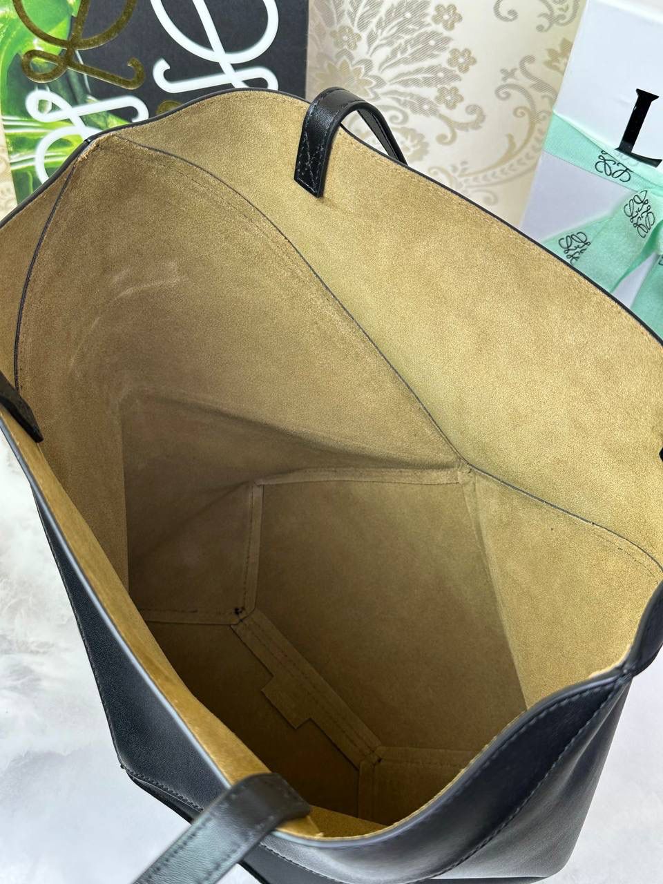 *中号𝐏𝐮𝐳𝐳𝐥𝐞 𝐅𝐨𝐥𝐝折叠手袋👜*（黑色） ——全新【𝗡𝗘𝗪】升级‼️ 延续经典𝙋𝙪𝙯𝙯𝙡𝙚的标志性几何裁剪设计，新晋顶流🅰️𝙋𝙪𝙯𝙯𝙡𝙚 𝙁𝙤𝙡𝙚 𝙏𝙤𝙩𝙚以折纸包为灵感，升级成🉑完全折叠‼️的结构，立体与平面任意切换，出差旅行🧳必备单品。小牛皮材质轻且柔软，𝐌𝐢𝐧𝐢尺寸搭配一条可拆卸式肩带，手提，肩背，斜挎多样化背法✨ 尺寸：𝟐𝟓.𝟓-𝟏𝟒.𝟓-𝟑𝟏.𝟓𝐜𝐦 款号：052316