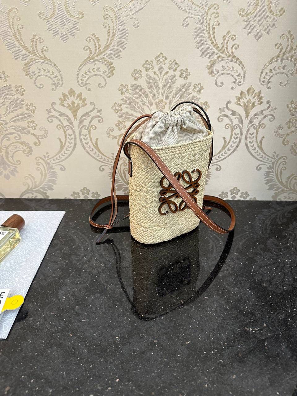 𝑨𝒏𝒂𝒈𝒓𝒂𝒎 𝑩𝒂𝒔𝒌𝒆𝒕 🥇草编手机包📱 面料：进口棕榈纤维/牛皮 颜色：原色/棕褐色 编码：522313 尺寸：14-6-22.5cm （下单须知：‼️由于天然纤维材料特别，日照时间长短不同，颜色会略有变化，纯手工制作，每个包的尺寸也会所不同‼️） ✅传统篮子手袋，带有经典手工编织包身 管状牛皮带子，Anagram压纹，天然进口棕榈纤维制成，纯手工编织成型 ✅搭配一条牛皮长肩带，人字纹帆布内里抽绳设计，容量超大，斜挎单肩皆🉑️