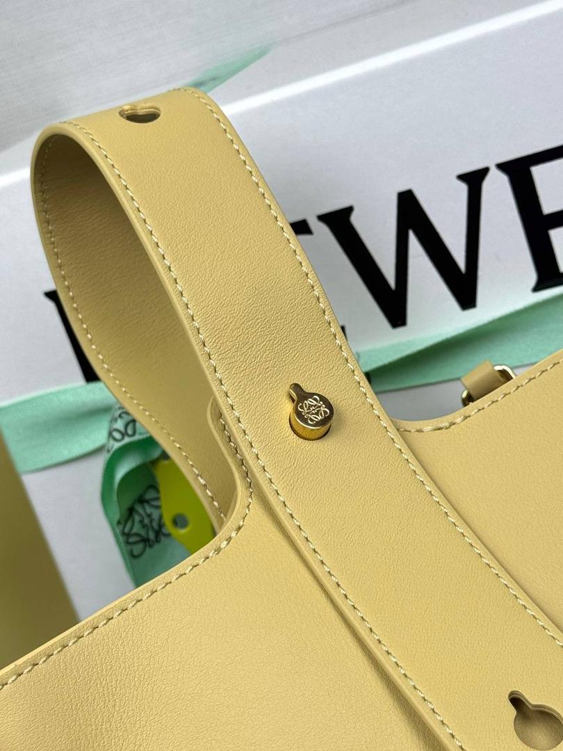 ♥️𝙈𝙞𝙣𝙞 𝙋𝙚𝙗𝙗𝙡𝙚 𝘽𝙪𝙘𝙠𝙚𝙩 ——【黄油色】 尺寸：𝟏𝟔-𝟏𝟔-𝟏𝟗.𝟓𝐜𝐦 编码：062339 【配全套礼盒】 🎈标志性Anagram鹅卵石点缀，配以纯粹简约线条以及瞩目设计风格，诠释全新𝙋𝙚𝙗𝙗𝙡𝙚手袋👜 🎈自带一根🉑拆卸🉑调节的肩带，一包多背，多样化风格，秀场大放异彩😀内里容量超大，日常实用性强👌 🎈配全套专柜礼盒🎁，给你满满的仪式感👀